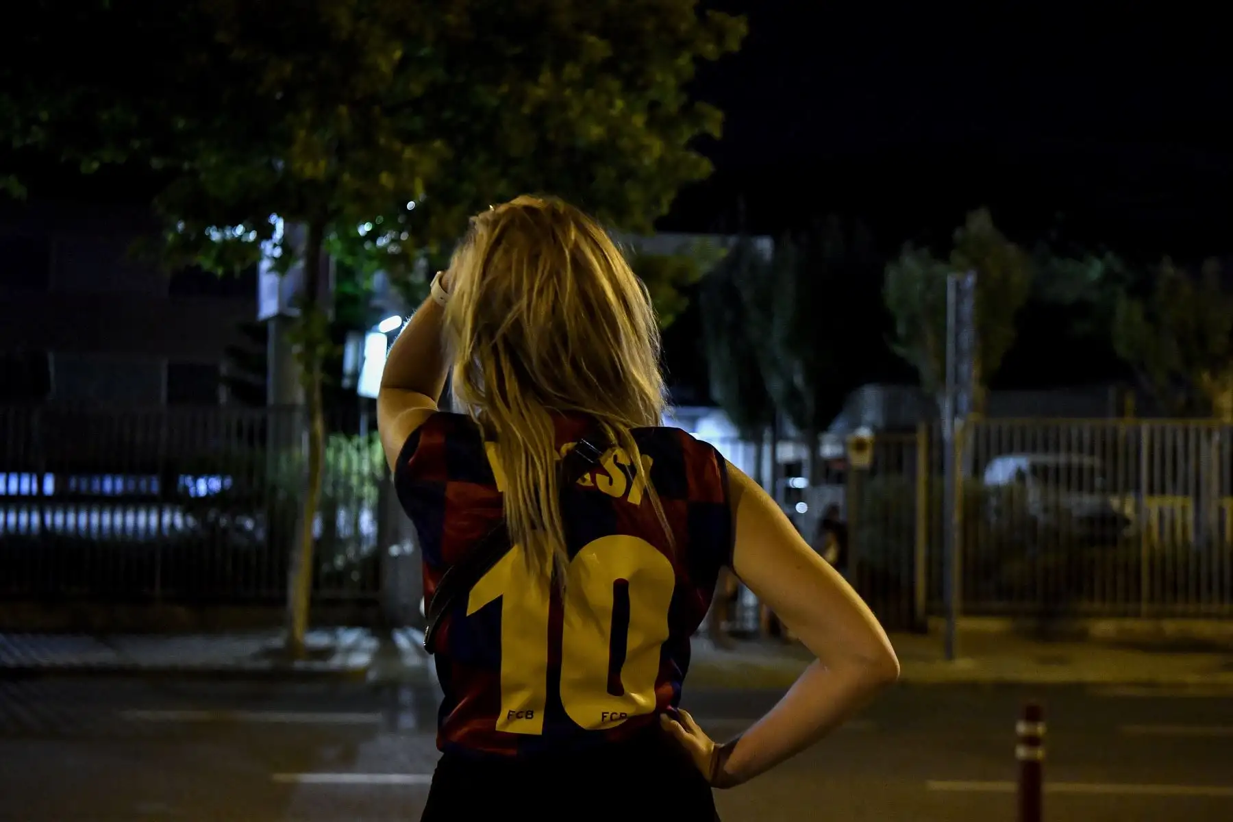 Un aficionado con una camiseta del delantero argentino del Barcelona Lionel Messi hace gestos mientras los aficionados se reúnen frente al estadio Camp Nou en Barcelona.
Foto: AFP