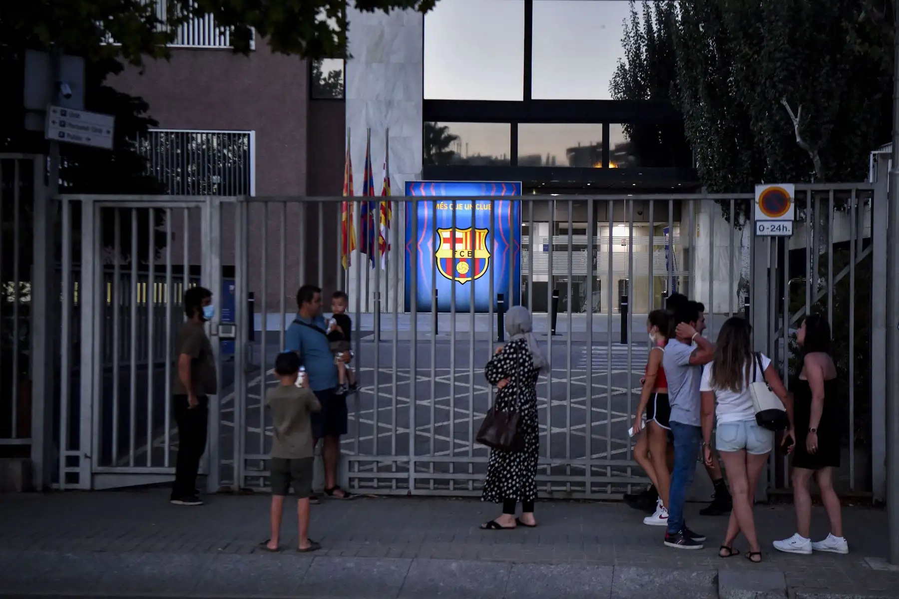 La afición del FC Barcelona se reúne frente a la entrada del estadio Camp Nou de Barcelona. Lionel Messi pondrá fin a sus 20 años de carrera con el Barcelona después de que la superestrella argentina no lograra llegar a un acuerdo sobre un nuevo acuerdo con el club.
Foto: AFP