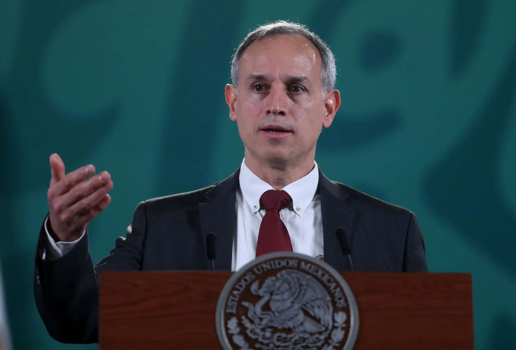 El subsecretario de salud, Hugo López Gatell, durante su conferencia matutina en el Palacio Nacional de Ciudad de México.