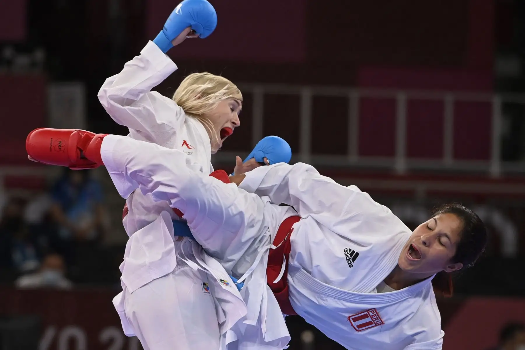 La ucraniana Anita Serogina compite contra Alexandra Vanessa Grande Risco en la ronda eliminatoria de kumite -61kg femenino de la competencia de kárate durante los Juegos Olímpicos de Tokio 2020.
Foto: AFP