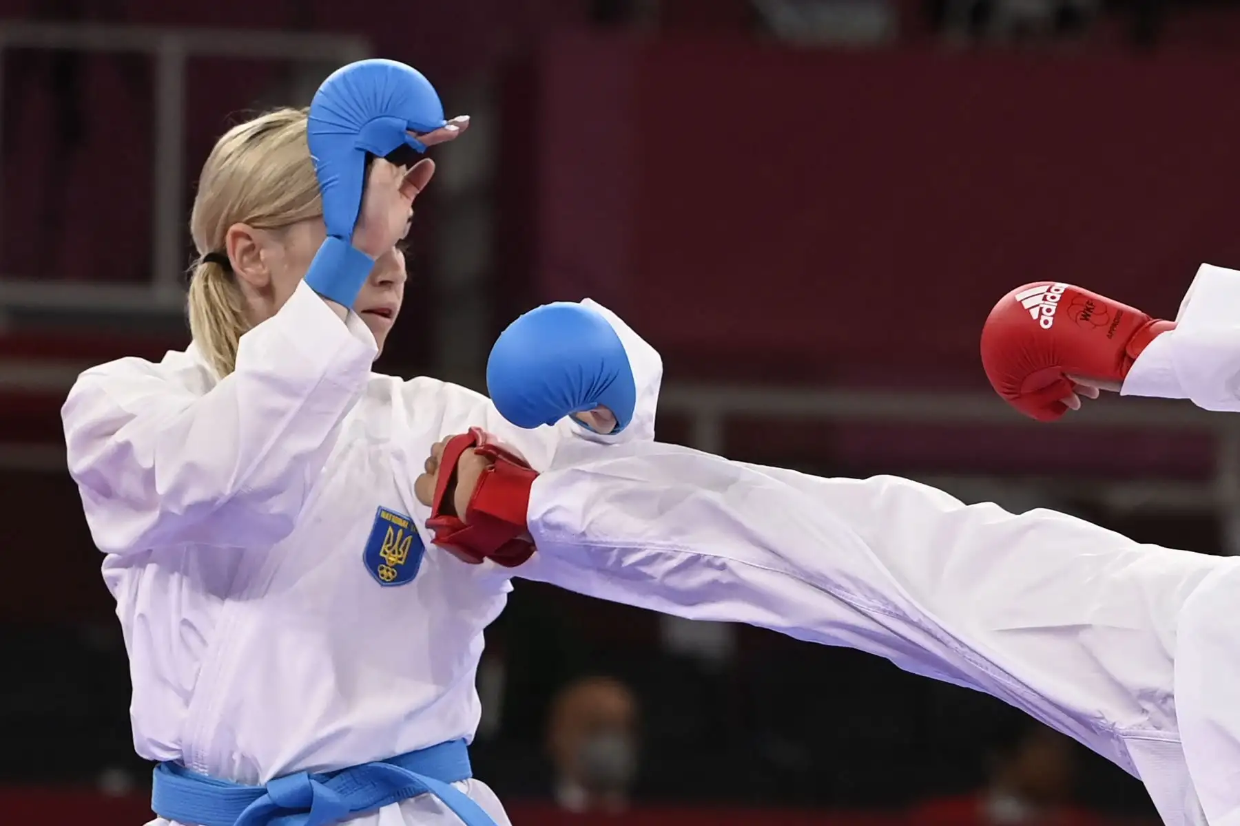 La ucraniana Anita Serogina compite contra Alexandra Vanessa Grande Risco en la ronda eliminatoria de kumite -61kg femenino de la competencia de kárate durante los Juegos Olímpicos de Tokio 2020.
Foto: AFP