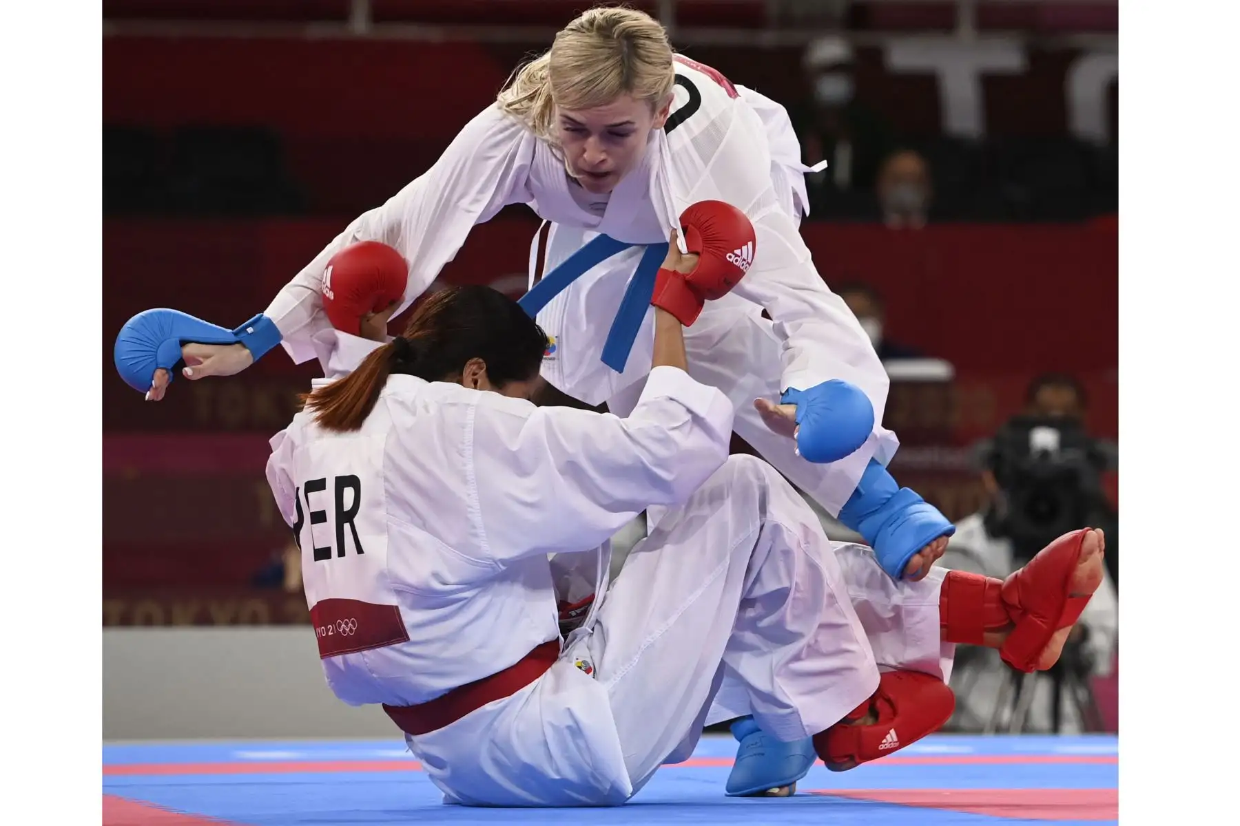 La ucraniana Anita Serogina compite contra Alexandra Vanessa Grande Risco en la ronda eliminatoria de kumite -61kg femenino de la competencia de kárate durante los Juegos Olímpicos de Tokio 2020.
Foto: AFP