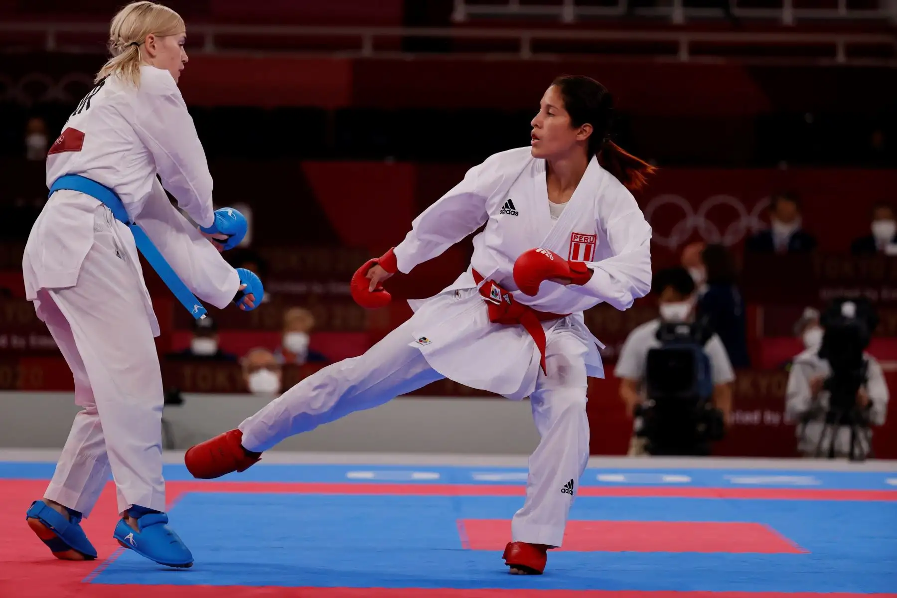 Alexandra Grande de Perú enfrenta a Anita Serogina de Ucrania durante las rondas clasificatorias de combate femenino -61kg de karate por los Juegos Olímpicos 2020.
Foto: EFE