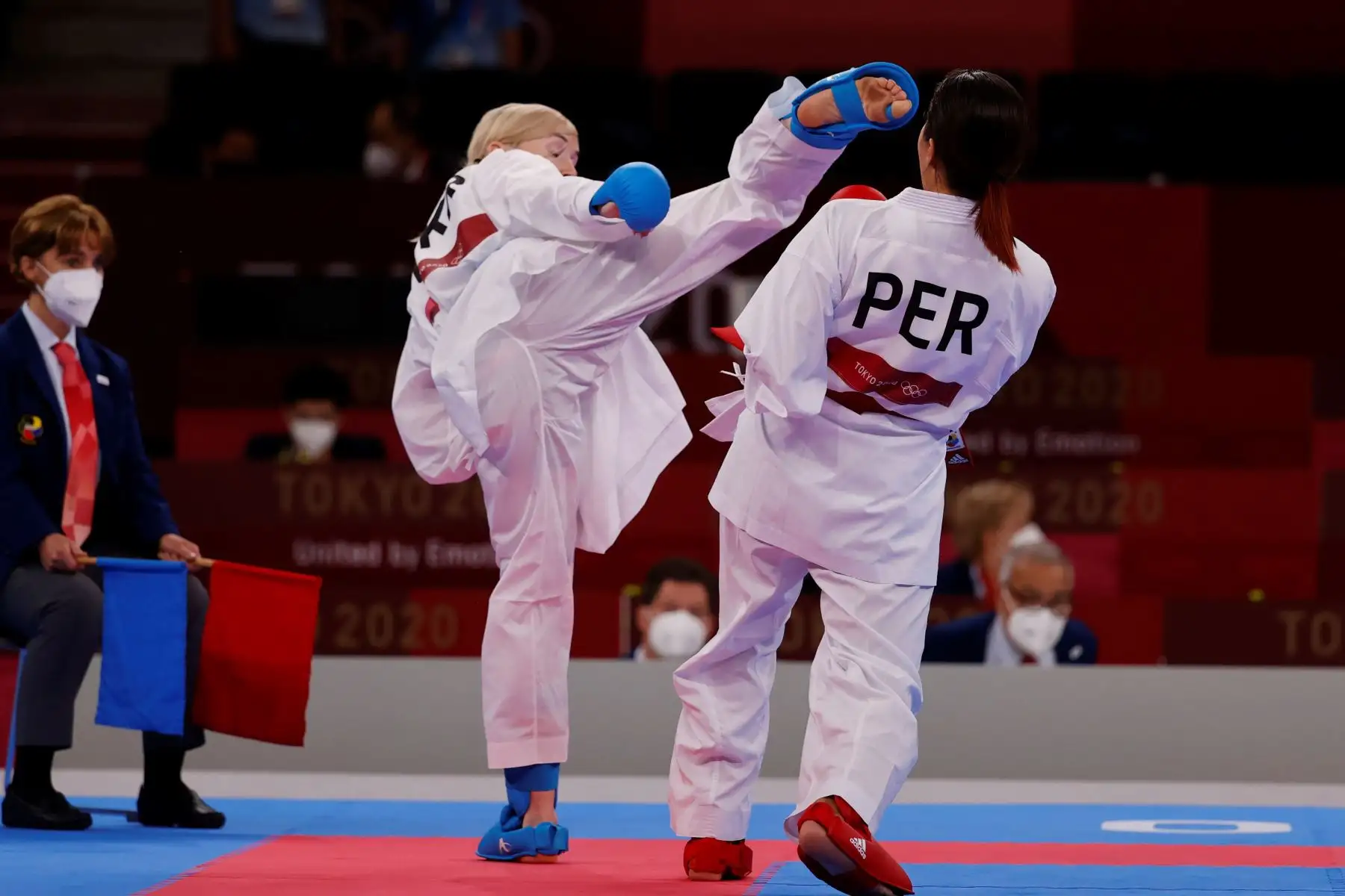 Alexandra Grande de Perú enfrenta a Anita Serogina de Ucrania durante las rondas clasificatorias de combate femenino -61kg de karate por los Juegos Olímpicos 2020.
Foto: EFE