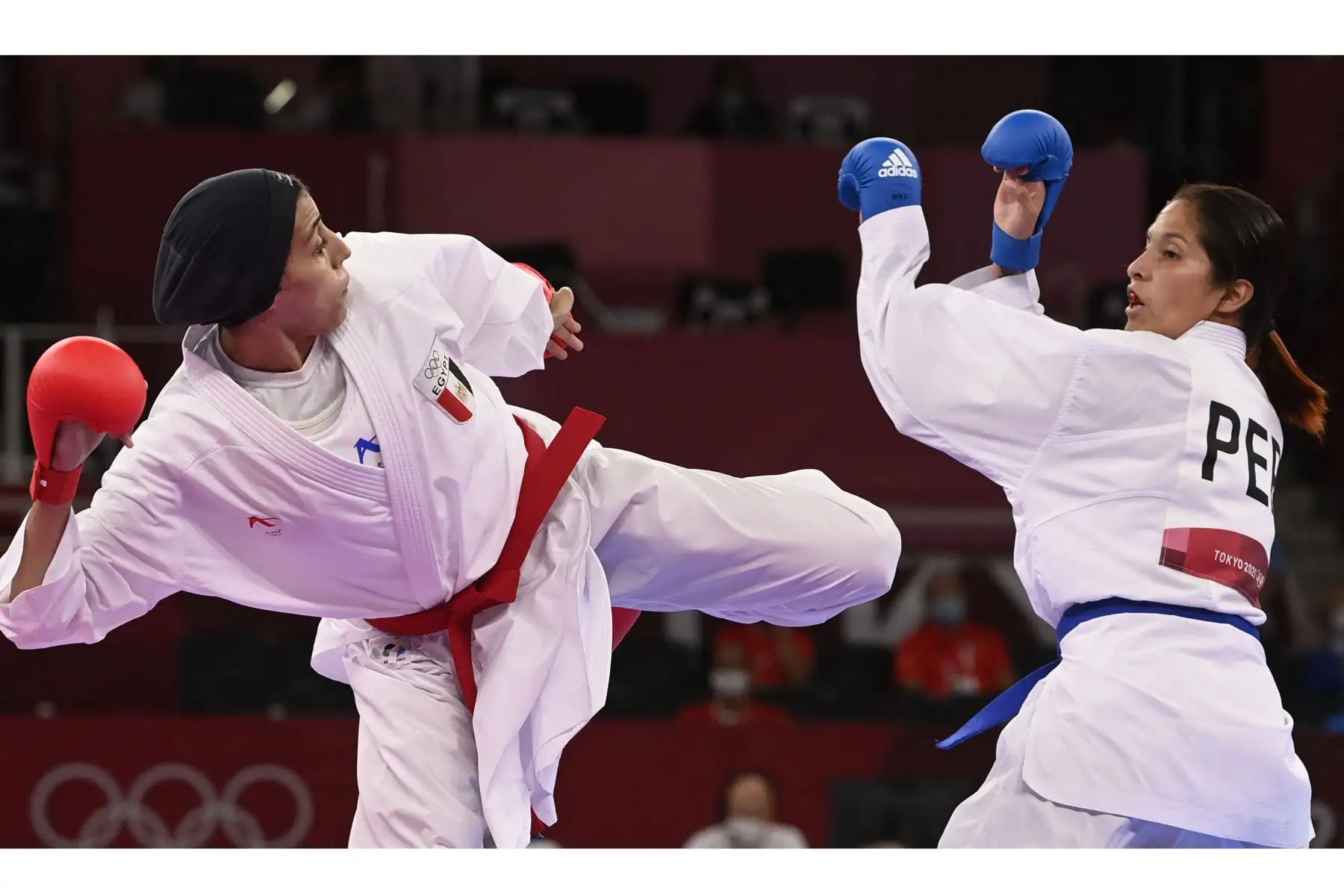 Alexandra Vanessa Grande Risco compite contra la egipcia Giana Lotfy en la ronda eliminatoria de kumite -61 kg femenino de la competencia de kárate durante los Juegos Olímpicos de Tokio 2020.
Foto: AFP
