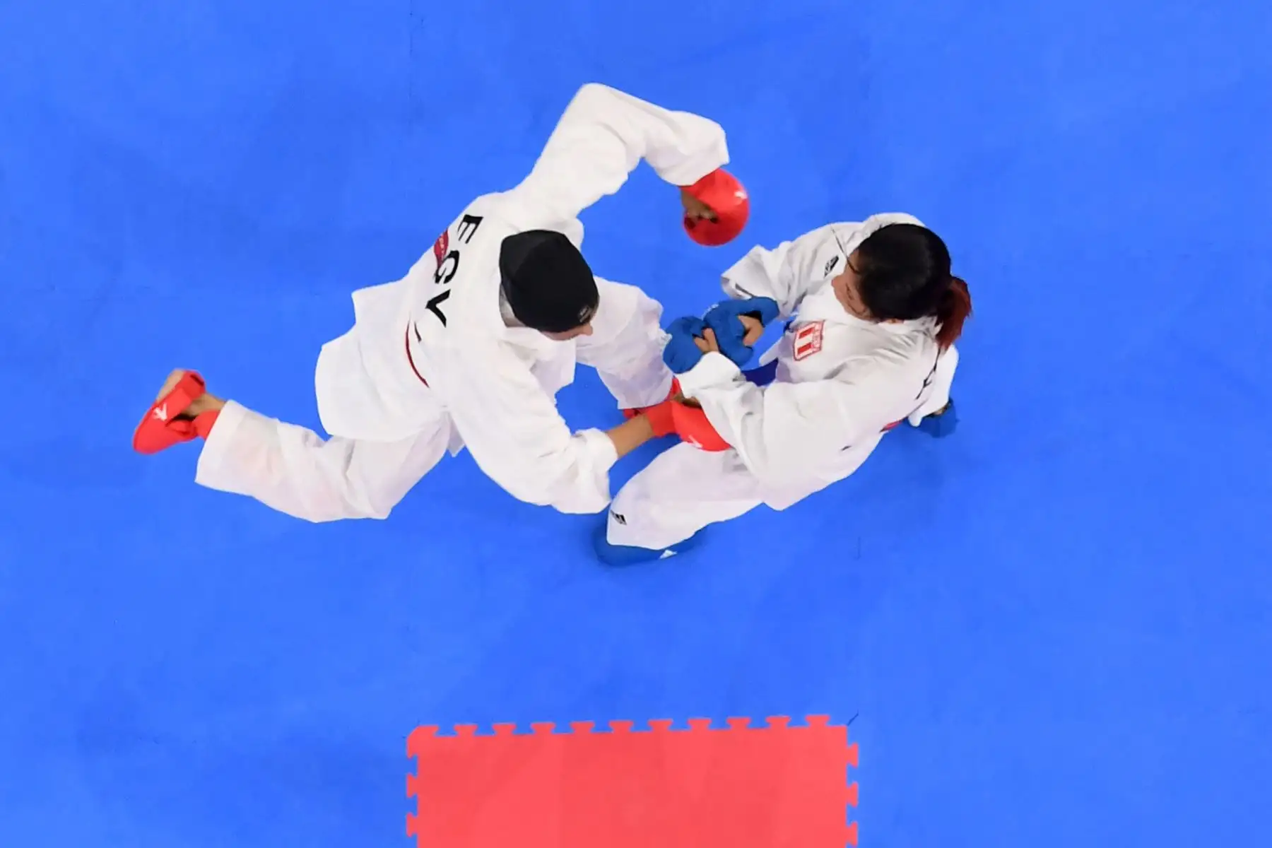 La peruana Alexandra Vanessa Grande Risco compite contra la egipcia Giana Lotfy en la ronda eliminatoria femenina de kumite -61 kg de la competencia de kárate durante los Juegos Olímpicos de Tokio 2020.
Foto: AFP