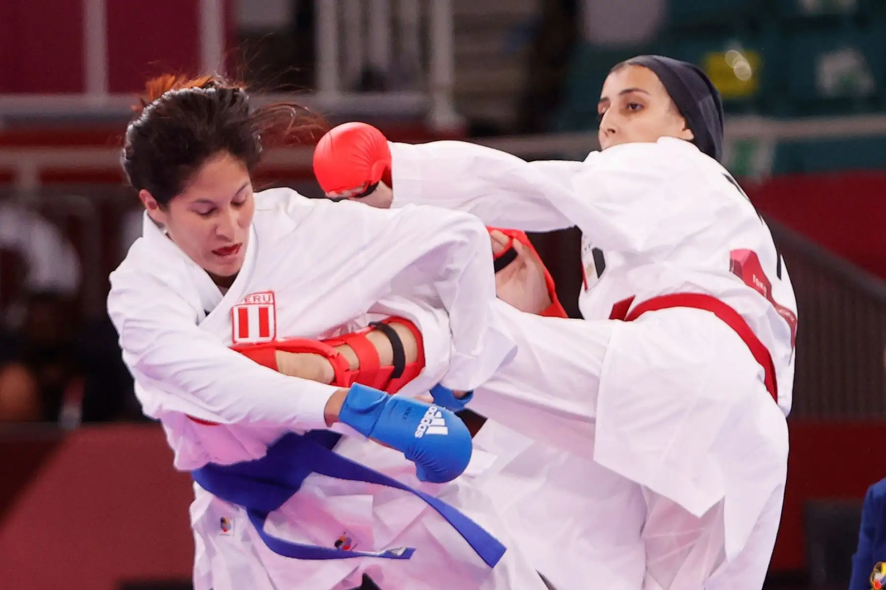 Alexandra Grande  de Perú enfrenta a Giana Lofty de Egipto durante las rondas clasificatorias de kumite (combate) femenino -61kg de karate por los Juegos Olímpicos 2020.
Foto: AFP