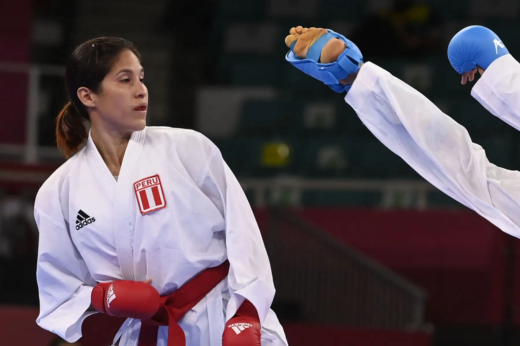 Alexandra Vanessa Grande Risco compite contra la marroquí Btissam Sadini en la ronda eliminatoria de kumite -61 kg femenino de la competencia de kárate durante los Juegos Olímpicos de Tokio 2020.
Foto: AFP