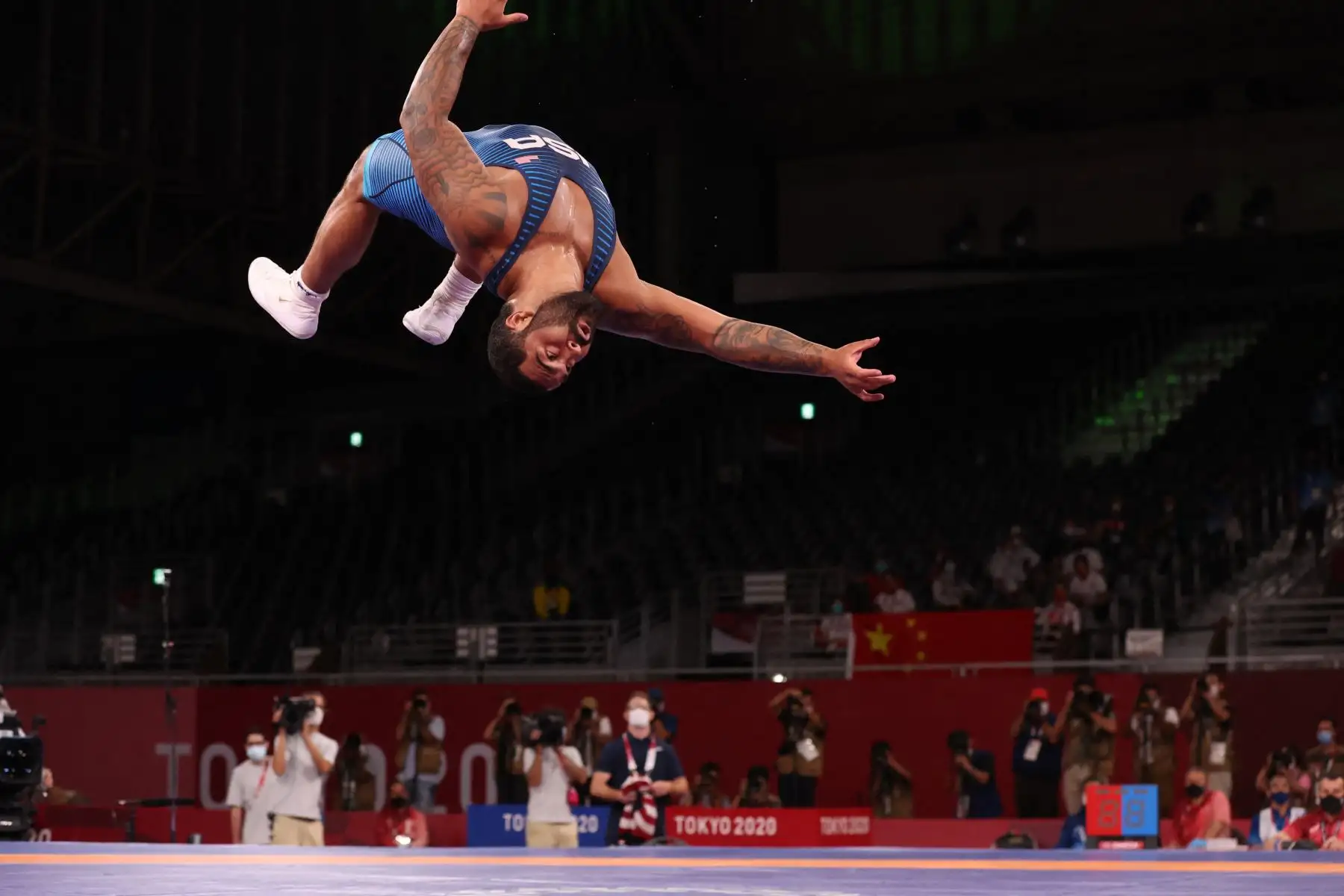 El estadounidense Gable Dan Steveson salta celebrando su victoria por la medalla de oro contra el georgiano Geno Petriashvili en la final de lucha libre masculina de 125 kg durante los Juegos Olímpicos de Tokio 2020 en el Makuhari Messe en Tokio el 6 de agosto de 2021. Foto: AFP