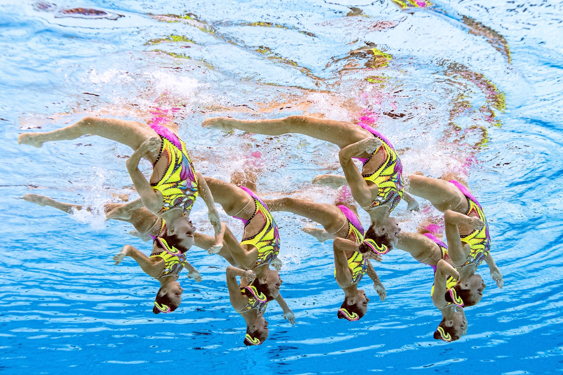 Una foto submarina muestra al equipo de Italia mientras compite en el evento de natación artística de rutina técnica del equipo durante los Juegos Olímpicos de Tokio 2020 en el Centro Acuático de Tokio en Tokio el 6 de agosto de 2021. Foto: AFP
