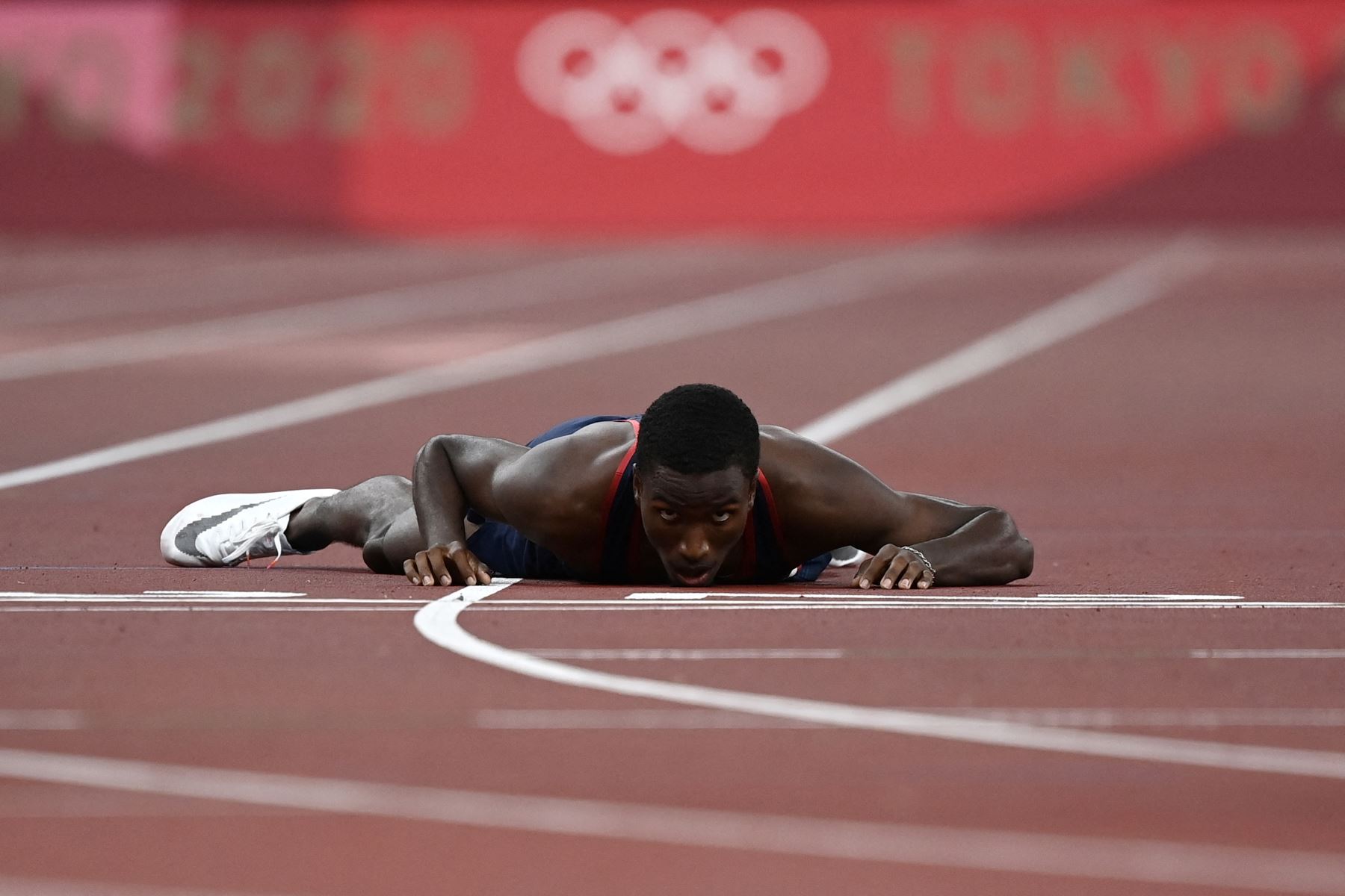 El francés Ludovic Ouceni cae en las eliminatorias de relevos masculinos de 4x400m durante los Juegos Olímpicos de Tokio 2020 en el Estadio Olímpico de Tokio el 6 de agosto de 2021. Foto: AFP