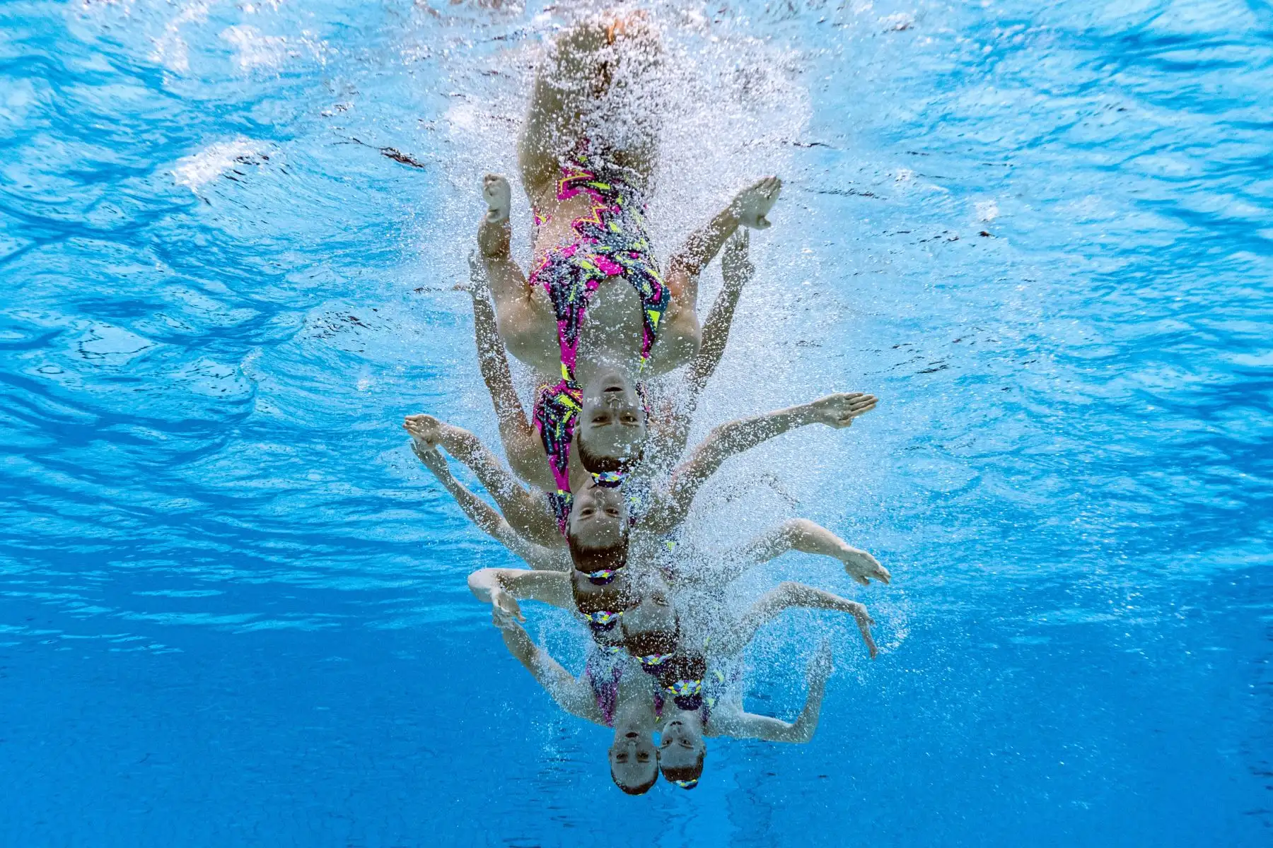 Una vista submarina muestra al equipo de Canadá mientras compite en el evento de natación artística de rutina técnica del equipo durante los Juegos Olímpicos de Tokio 2020 en el Centro Acuático de Tokio en Tokio el 6 de agosto de 2021. Foto: AFP