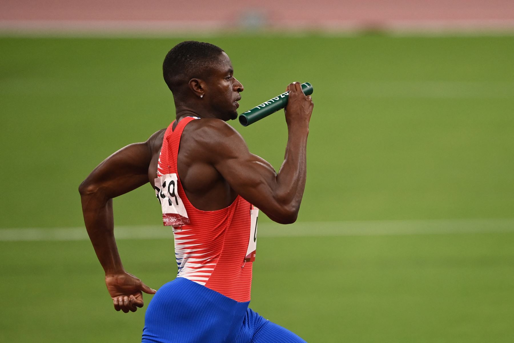 Bryce Deadmon de EE. UU. Compite en las eliminatorias de relevos de 4x400 m masculinos durante los Juegos Olímpicos de Tokio 2020 en el Estadio Olímpico de Tokio el 6 de agosto de 2021. Foto: AFP