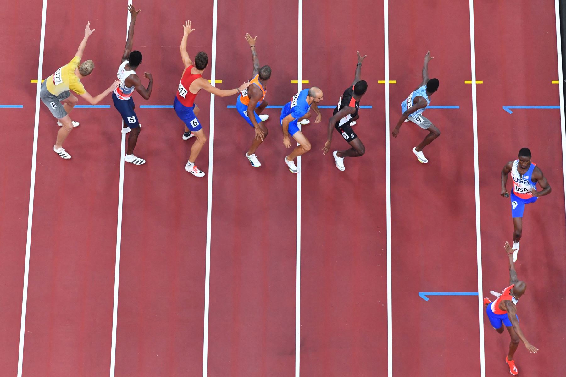 Una descripción general muestra a los atletas entregando el testigo en las eliminatorias de relevos masculinos de 4x400m durante los Juegos Olímpicos de Tokio 2020 en el Estadio Olímpico de Tokio el 6 de agosto de 2021. Foto: AFP