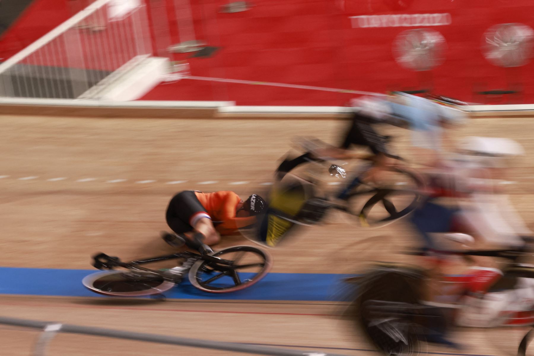 Ciclistas de Holanda, Bélgica y Polonia se estrellan en la final de madison de ciclismo en pista femenino durante los Juegos Olímpicos de Tokio 2020 en el Velódromo de Izu en Izu, Japón, el 6 de agosto de 2021. Foto: AFP