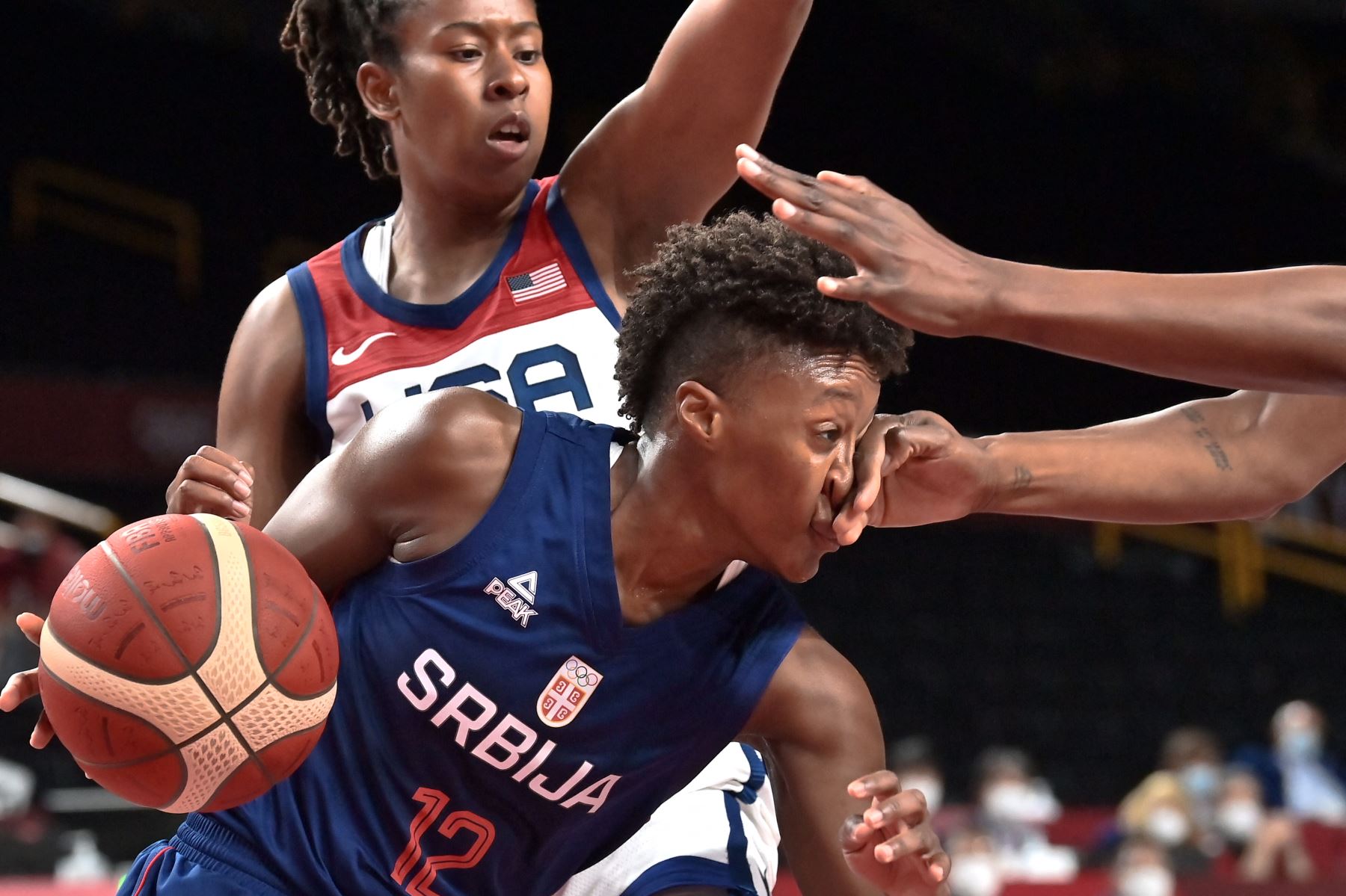 La serbia Yvonne Anderson (R) reacciona después de ser bloqueada ante Ariel Atkins de EE. UU. En el partido de baloncesto de semifinales femeninas entre EE. UU. Y Serbia durante los Juegos Olímpicos de Tokio 2020 en el Saitama Super Arena en Saitama el 6 de agosto de 2021. Foto: AFP