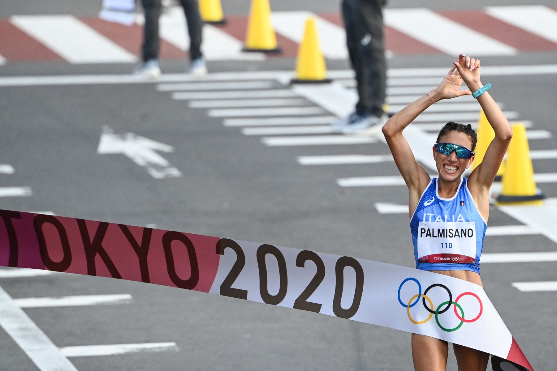 La italiana Antonella Palmisano celebra después de cruzar la línea de meta para ganar la final de la carrera femenina de 20 km a pie durante los Juegos Olímpicos de Tokio 2020 en el Sapporo Odori Park en Sapporo el 6 de agosto de 2021. Foto: AFP