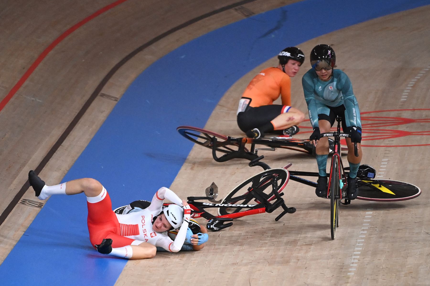Ciclistas de Holanda, Bélgica y Polonia se estrellan en la final de madison de ciclismo en pista femenino durante los Juegos Olímpicos de Tokio 2020 en el Velódromo de Izu en Izu, Japón, el 6 de agosto de 2021. Foto: AFP