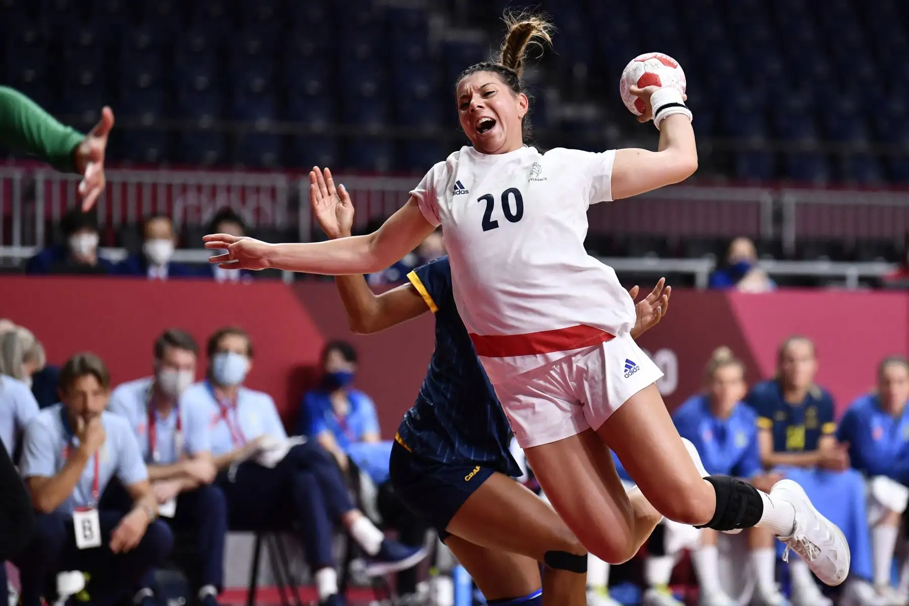 La derecha de Francia Laura Flippes salta a disparar durante el partido semifinal femenino de balonmano entre Francia y Suecia de los Juegos Olímpicos de Tokio 2020 en el Estadio Nacional Yoyogi en Tokio el 6 de agosto de 2021. Foto: AFP