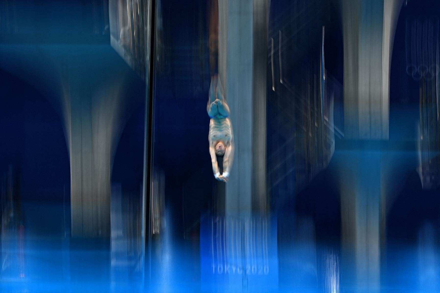 El chino Yang Jian compite en la ronda preliminar del evento masculino de clavados con plataforma de 10 metros durante los Juegos Olímpicos de Tokio 2020 en el Centro Acuático de Tokio en Tokio el 6 de agosto de 2021. Foto: AFP
