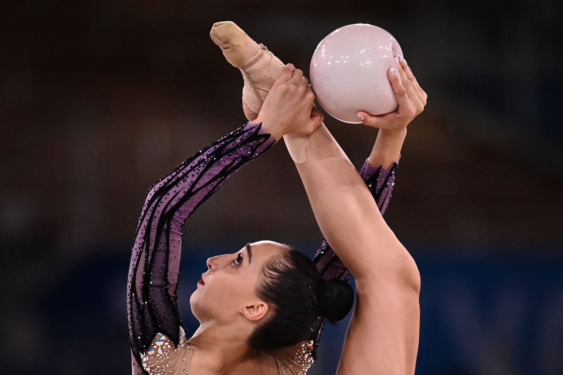 Salome Pazhava de Georgia compite en la clasificación general individual del evento de gimnasia rítmica durante los Juegos Olímpicos de Tokio 2020 en el centro de gimnasia Ariake en Tokio, el 6 de agosto de 2021. Foto: AFP