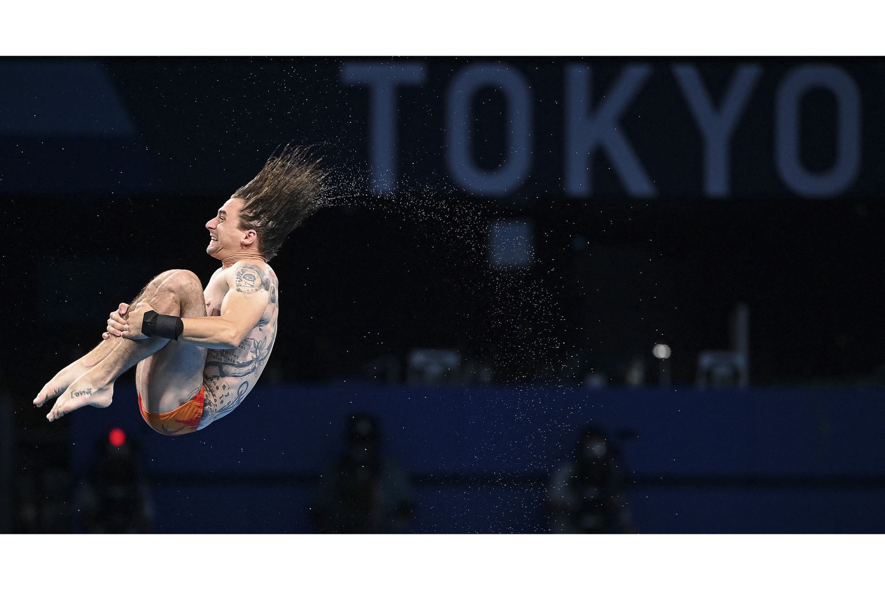 El francés Matthieu Rosset compite en la ronda preliminar del evento masculino de clavados de plataforma de 10 metros durante los Juegos Olímpicos de Tokio 2020 en el Centro Acuático de Tokio en Tokio el 6 de agosto de 2021. Foto: AFP