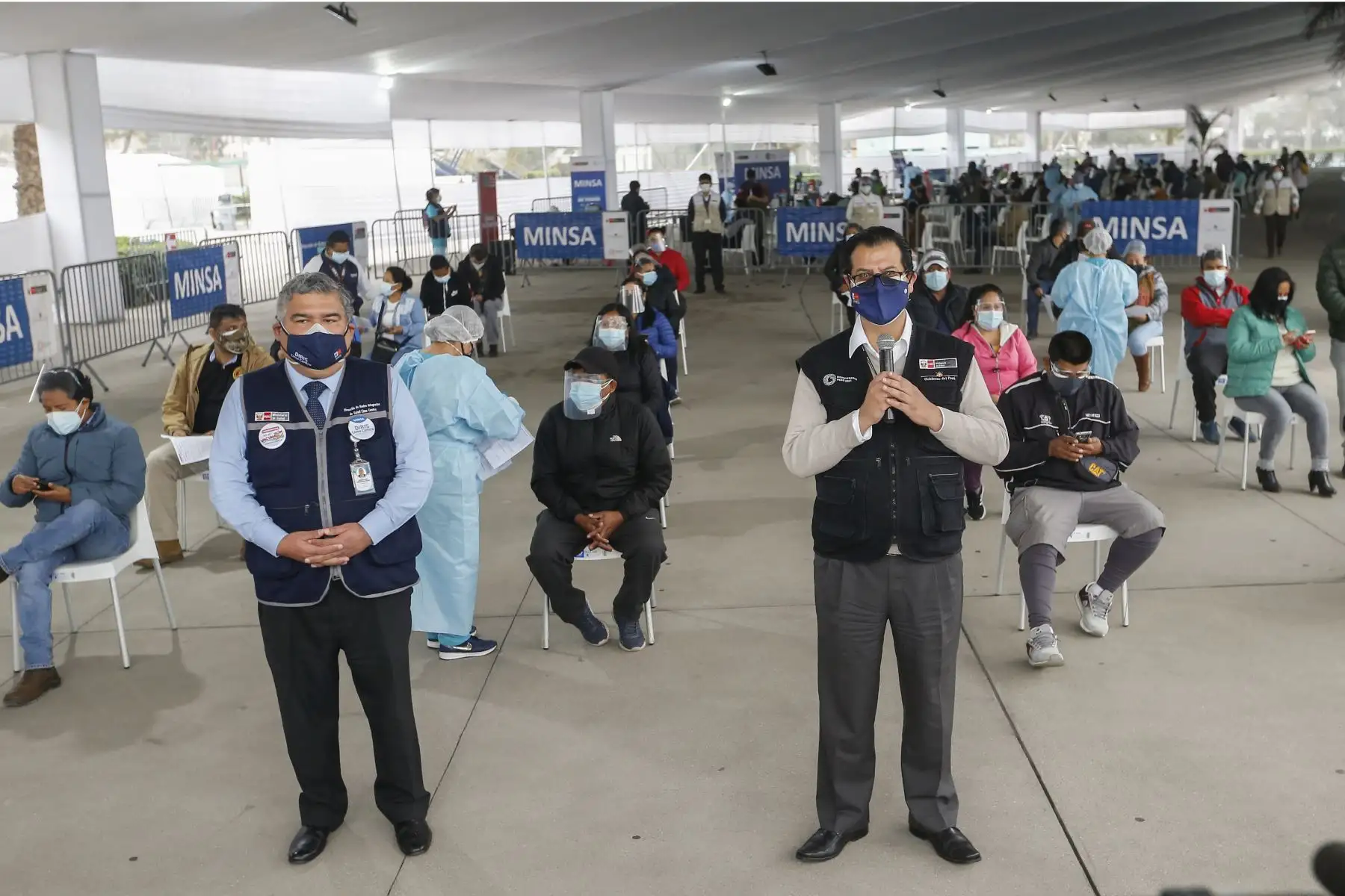 Ministro de Salud, Hernando Cevallos, supervisa inicio de Vacunatón contra la covid-19. Foto: Minsa