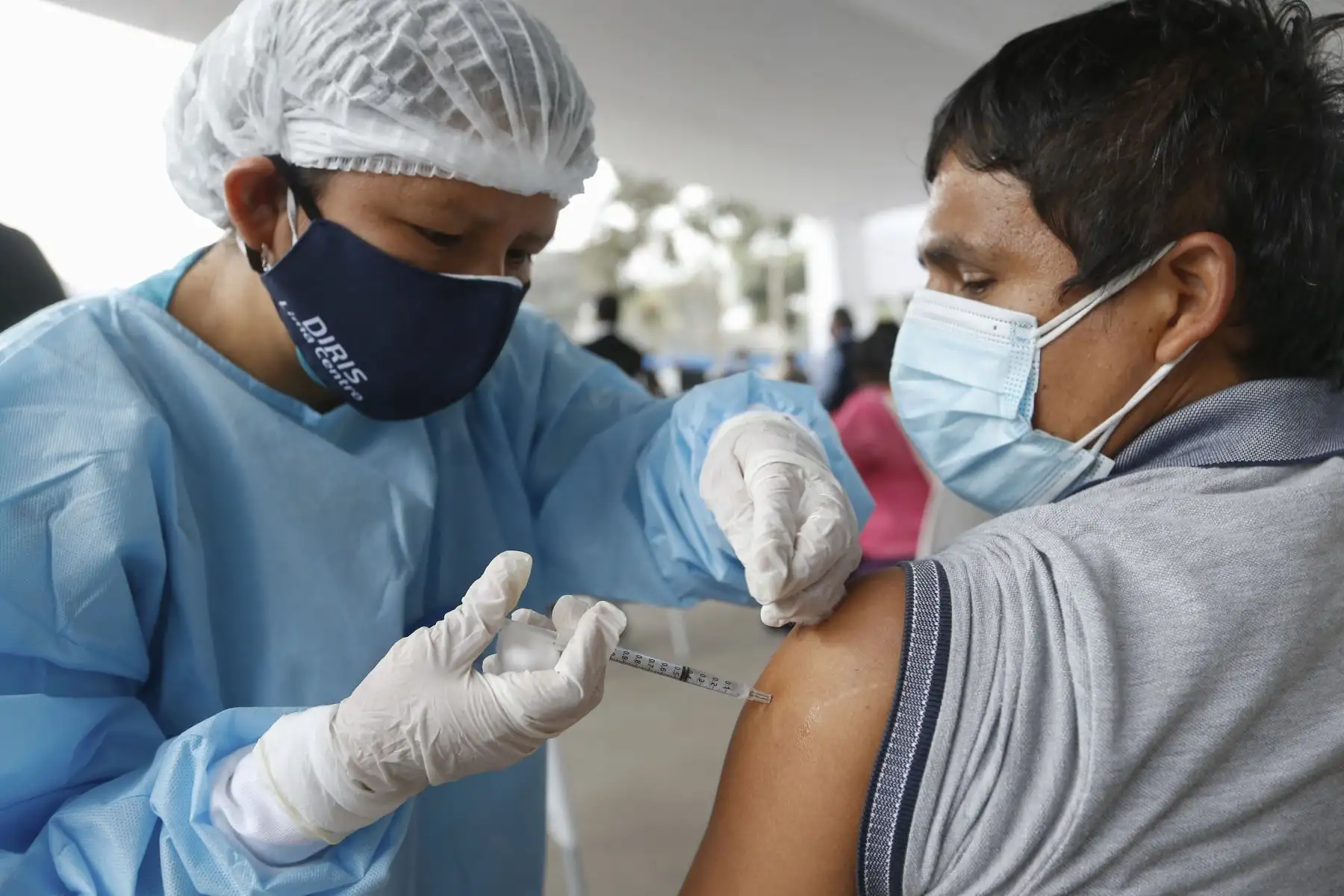Ministro de Salud, Hernando Cevallos, supervisa inicio de Vacunatón contra la covid-19. Foto: Minsa