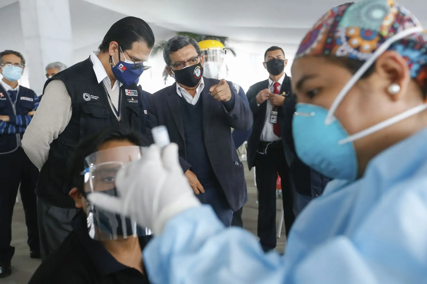 Ministro de Salud, Hernando Cevallos, supervisa inicio de Vacunatón contra la covid-19. Foto: Minsa