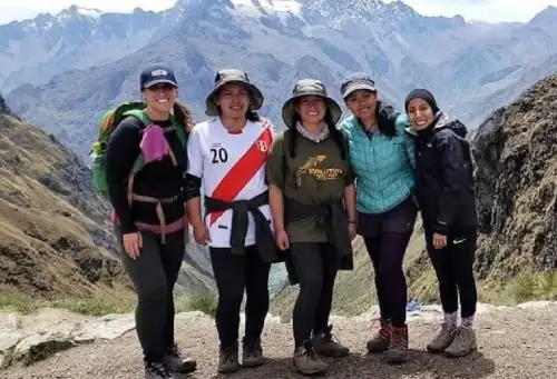 Las porteadoras cargan paquetes pesados de suministros y artículos personales de los viajeros durante el trayecto por el Camino Inca hacia Machu Picchu, establecen el campamento en las zonas de descanso y preparan las comidas y bebidas que consumen los turistas para reparar energías. Foto: Facebook/Lucía Merclajuly Vela Sosa.