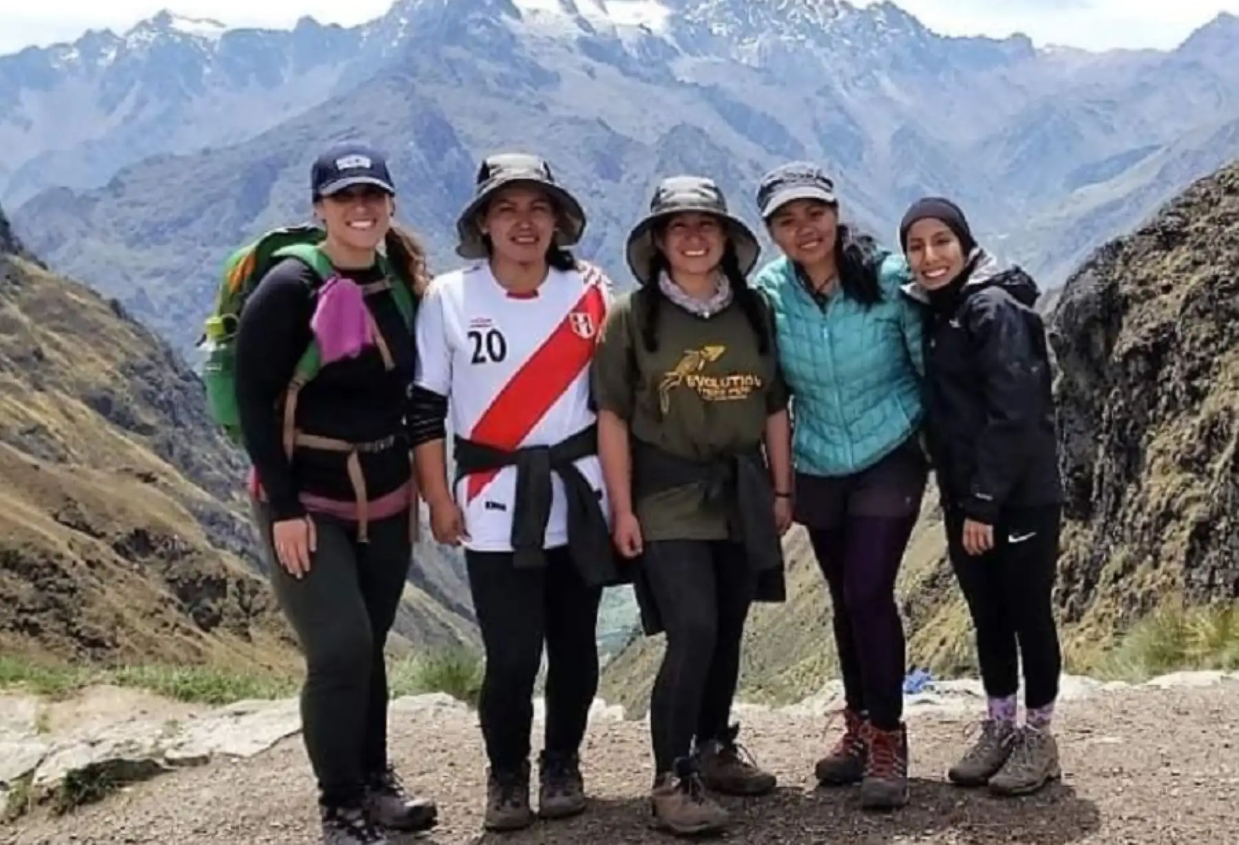 Las porteadoras cargan paquetes pesados de suministros y artículos personales de los viajeros durante el trayecto por el Camino Inca hacia Machu Picchu, establecen el campamento en las zonas de descanso y preparan las comidas y bebidas que consumen los turistas para reparar energías. Foto: Facebook/Lucía Merclajuly Vela Sosa.