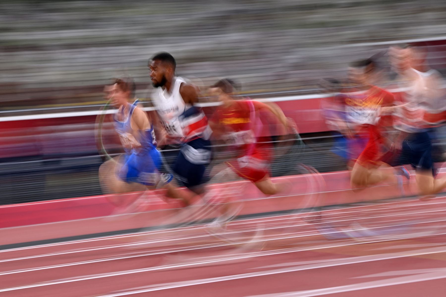 Los atletas compiten en la final masculina de relevos 4x100m durante los Juegos Olímpicos de Tokio 2020 en el Estadio Olímpico de Tokio el 6 de agosto de 2021. Foto: AFP