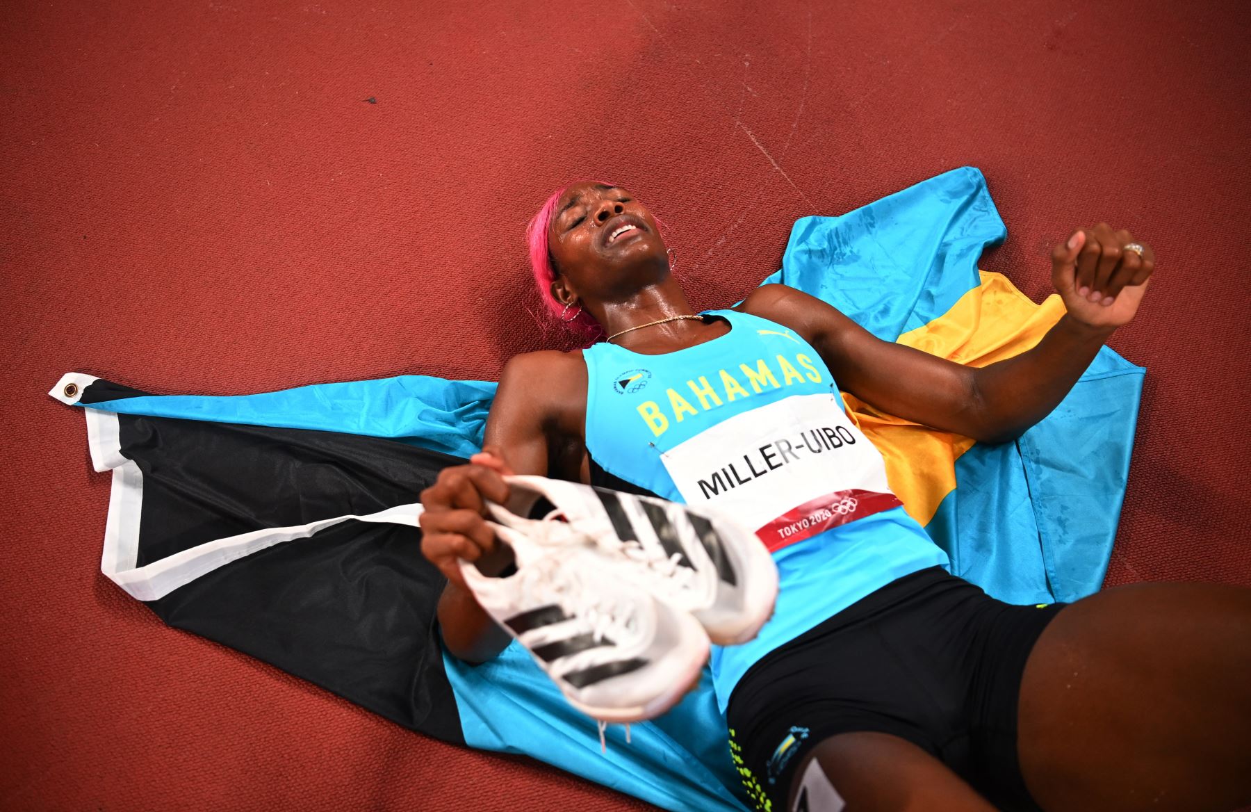 Shaunae Miller-Uibo de Bahamas celebra con la bandera nacional después de ganar la final femenina de 400 metros durante los Juegos Olímpicos de Tokio 2020 en el Estadio Olímpico de Tokio el 6 de agosto de 2021. Foto: AFP