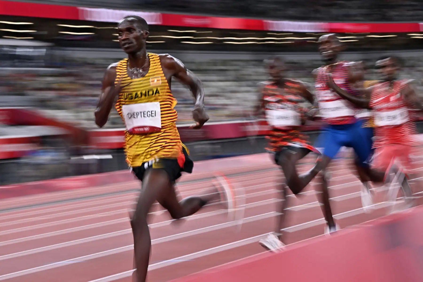Joshua Cheptegei de Uganda celebra tras obtener la medalla de oro durante la final de los 5000 metros. Foto: AFP