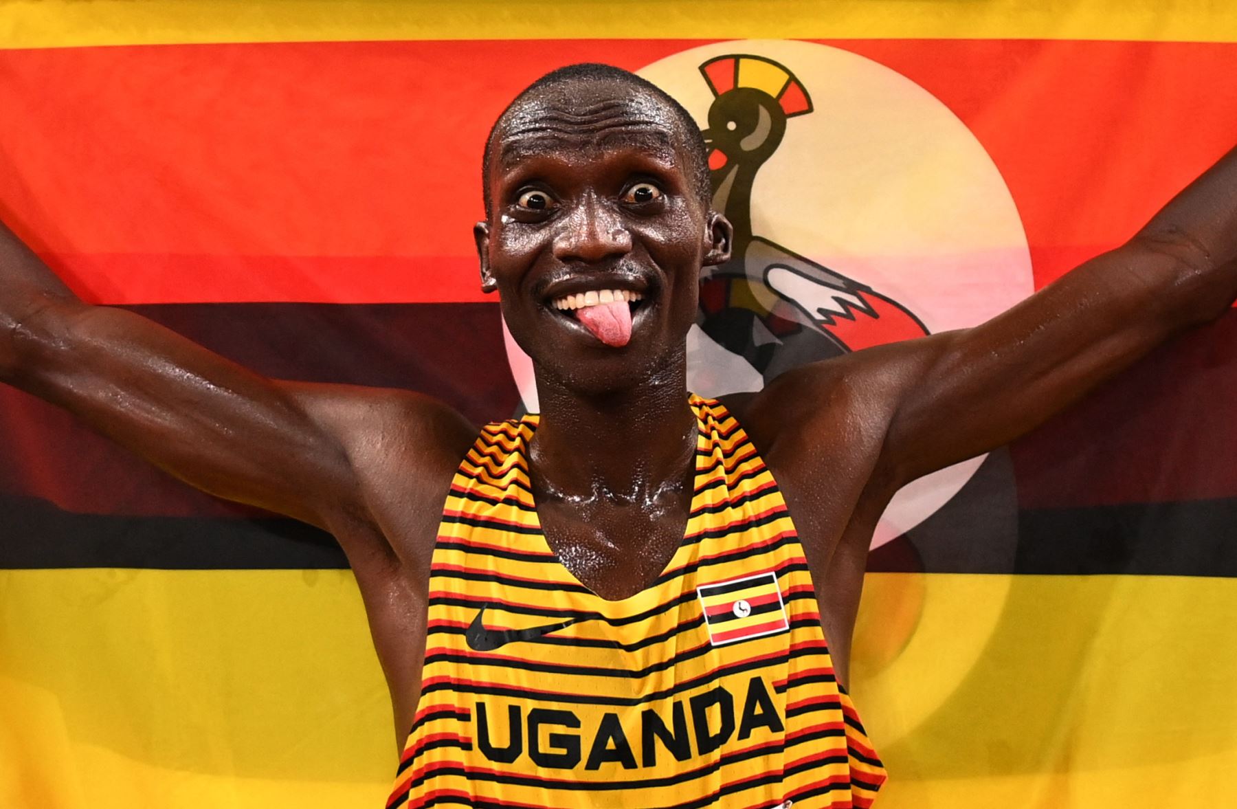 Joshua Cheptegei de Uganda celebra tras obtener la medalla de oro durante la final de los 5000 metros. Foto: AFP
