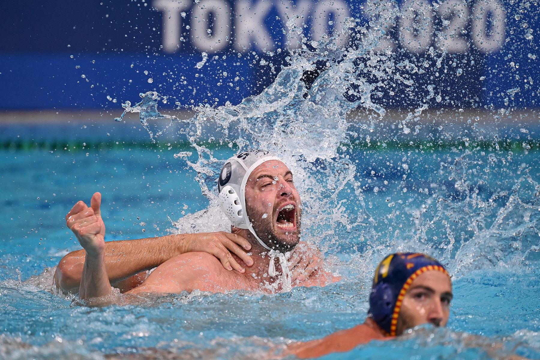 Atletas compiten en la final de 4x400m en natación. Foto: AFP