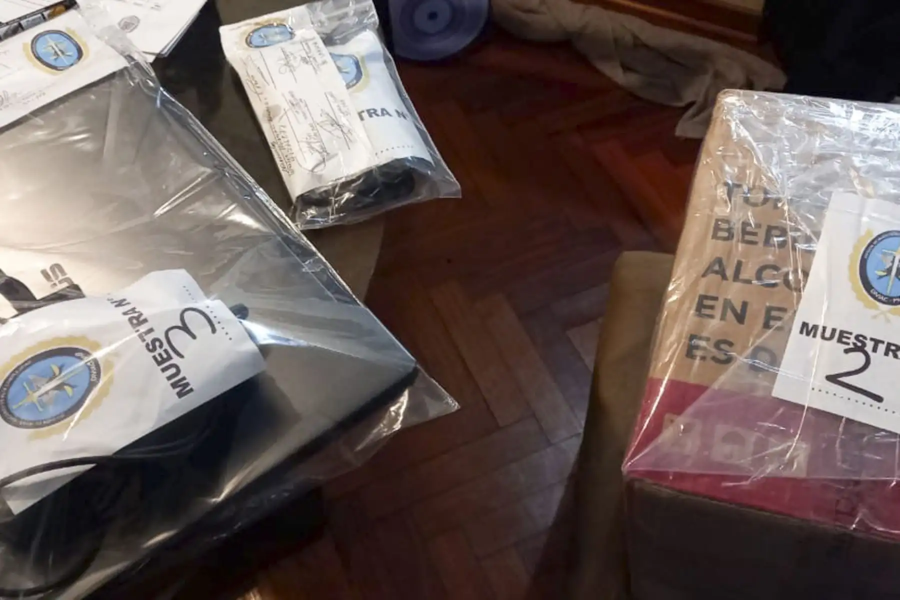 La Policía Nacional del Perú (PNP) detuvo hoy a la alcaldesa de San Juan de Miraflores, María Cristina Nina Garnica, y a siete funcionarios de esa comuna, quienes integrarían la organización criminal “Los Elegantes de San John”, dedicada al cobro ilegal de cupos en el distrito. Foto: PNP