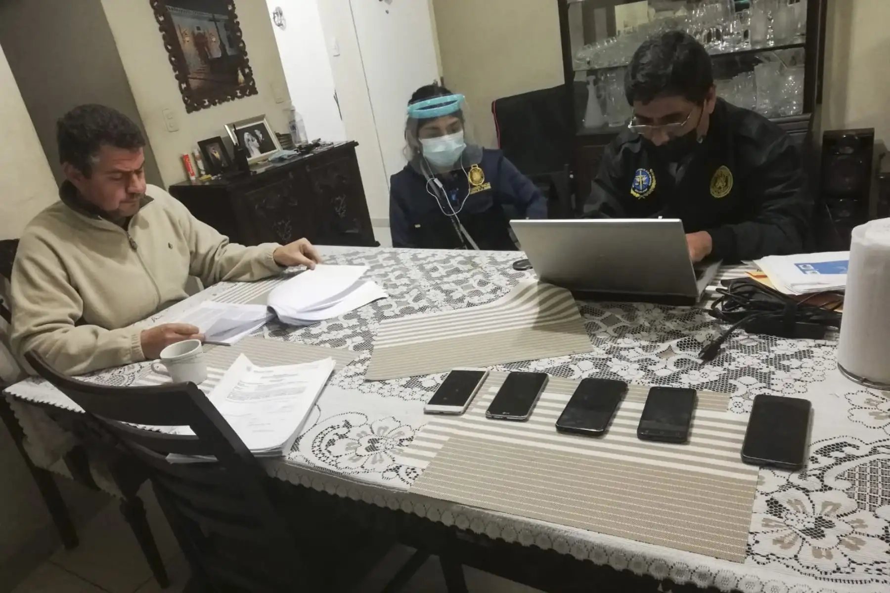 La Policía Nacional del Perú (PNP) detuvo hoy a la alcaldesa de San Juan de Miraflores, María Cristina Nina Garnica, y a siete funcionarios de esa comuna, quienes integrarían la organización criminal “Los Elegantes de San John”, dedicada al cobro ilegal de cupos en el distrito. Foto: PNP