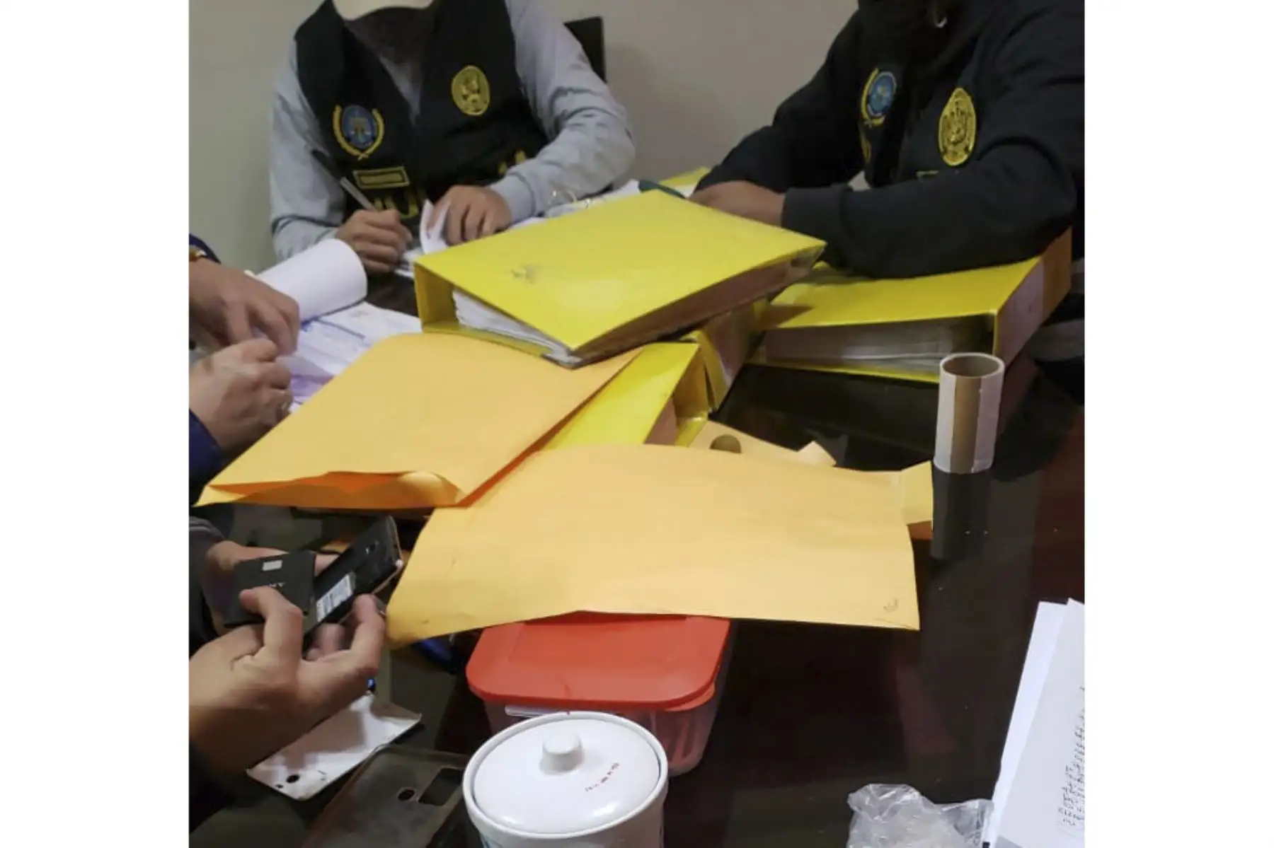 La Policía Nacional del Perú (PNP) detuvo hoy a la alcaldesa de San Juan de Miraflores, María Cristina Nina Garnica, y a siete funcionarios de esa comuna, quienes integrarían la organización criminal “Los Elegantes de San John”, dedicada al cobro ilegal de cupos en el distrito. Foto: PNP
