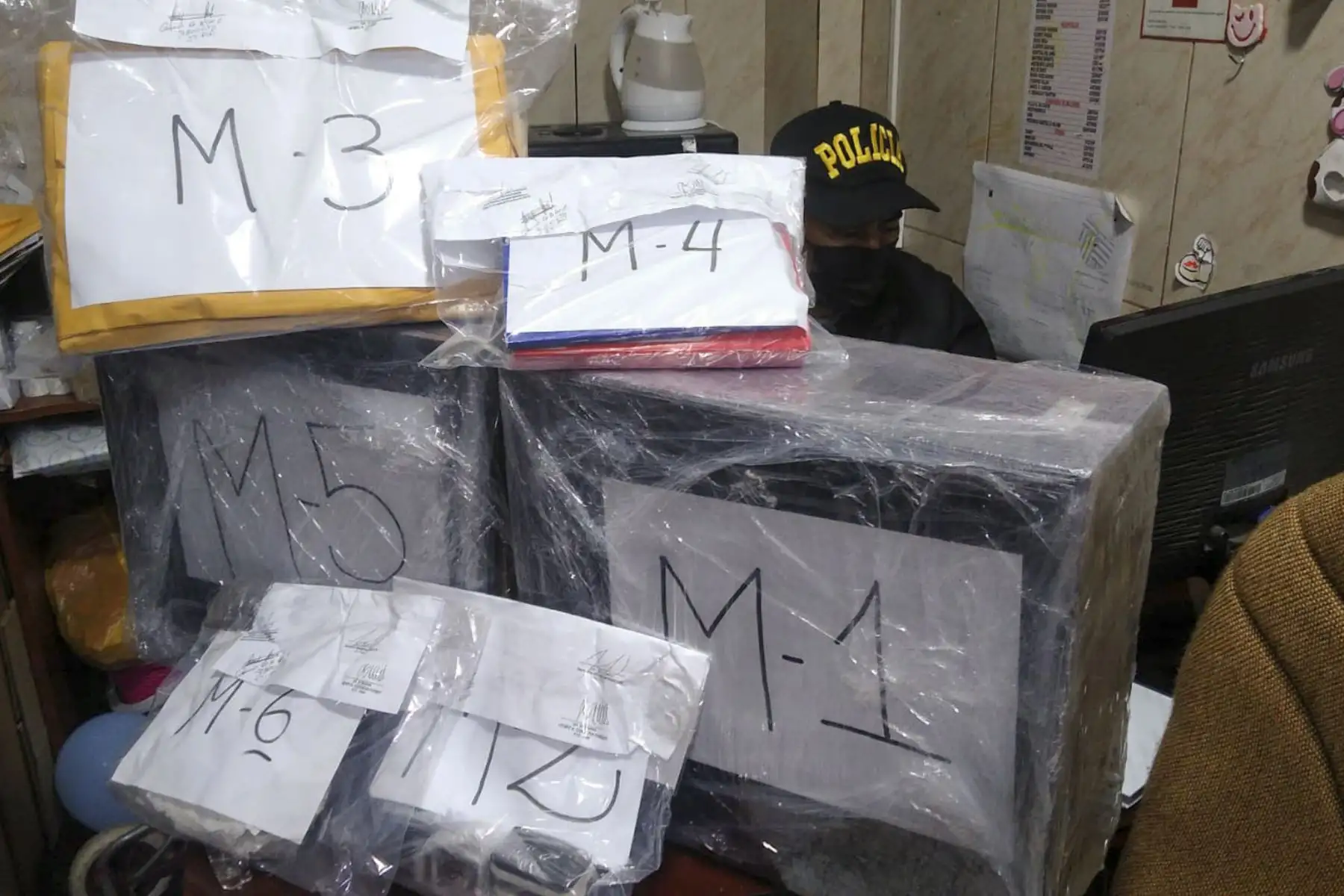 La Policía Nacional del Perú (PNP) detuvo hoy a la alcaldesa de San Juan de Miraflores, María Cristina Nina Garnica, y a siete funcionarios de esa comuna, quienes integrarían la organización criminal “Los Elegantes de San John”, dedicada al cobro ilegal de cupos en el distrito. Foto: PNP