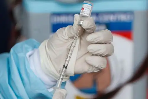 La vacuna Sinopharm contra el SARS-CoV-2 cuenta de esta manera con Registro Sanitario Condicional para ser importada y utilizada en nuestro país, y se suma a las ya autorizadas Janssen de Johnson & Johnson y la fabricada por Pfizer en asociación con BioNTech. Foto: ANDINA/Minsa.