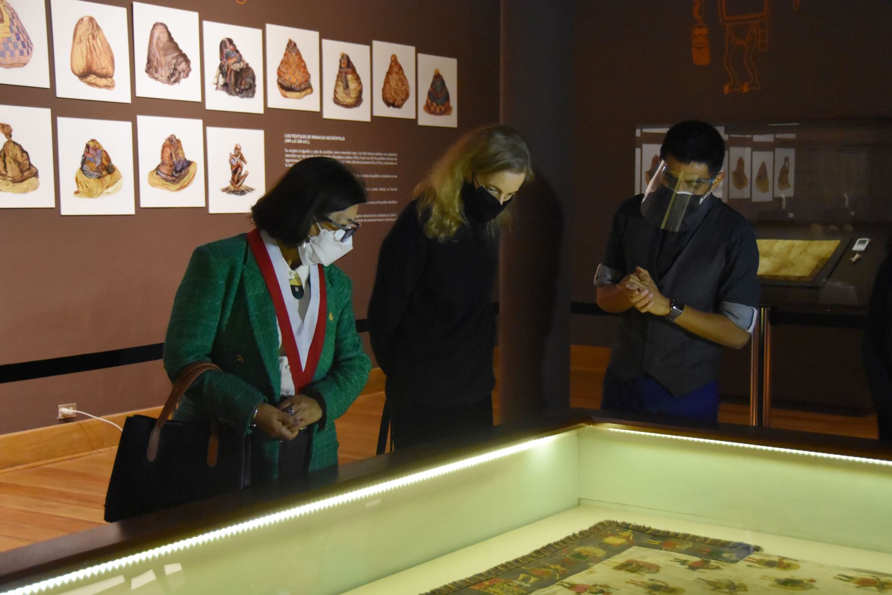 La embajadora Lissa Kenna recorrió el Museo de Arqueología y Antropología, acompañada por la rectora, Jeri Ramón Ruffner. Foto: ANDINA/UNMSM.