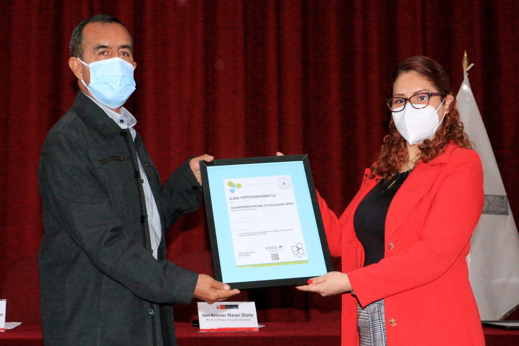 Ministro de Trabajo y Promoción del Empleo, Iber Maraví, recibe certificaciones para Sunafil.