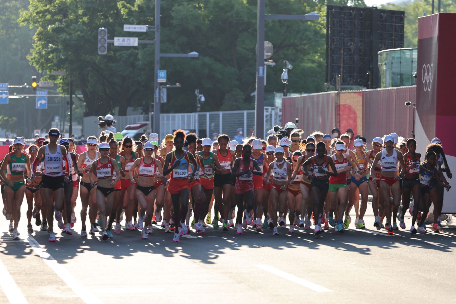 Las maratonistas compiten en la final del maratón femenino durante los Juegos Olímpicos de Tokio 2020 en Sapporo.
Foto: AFP