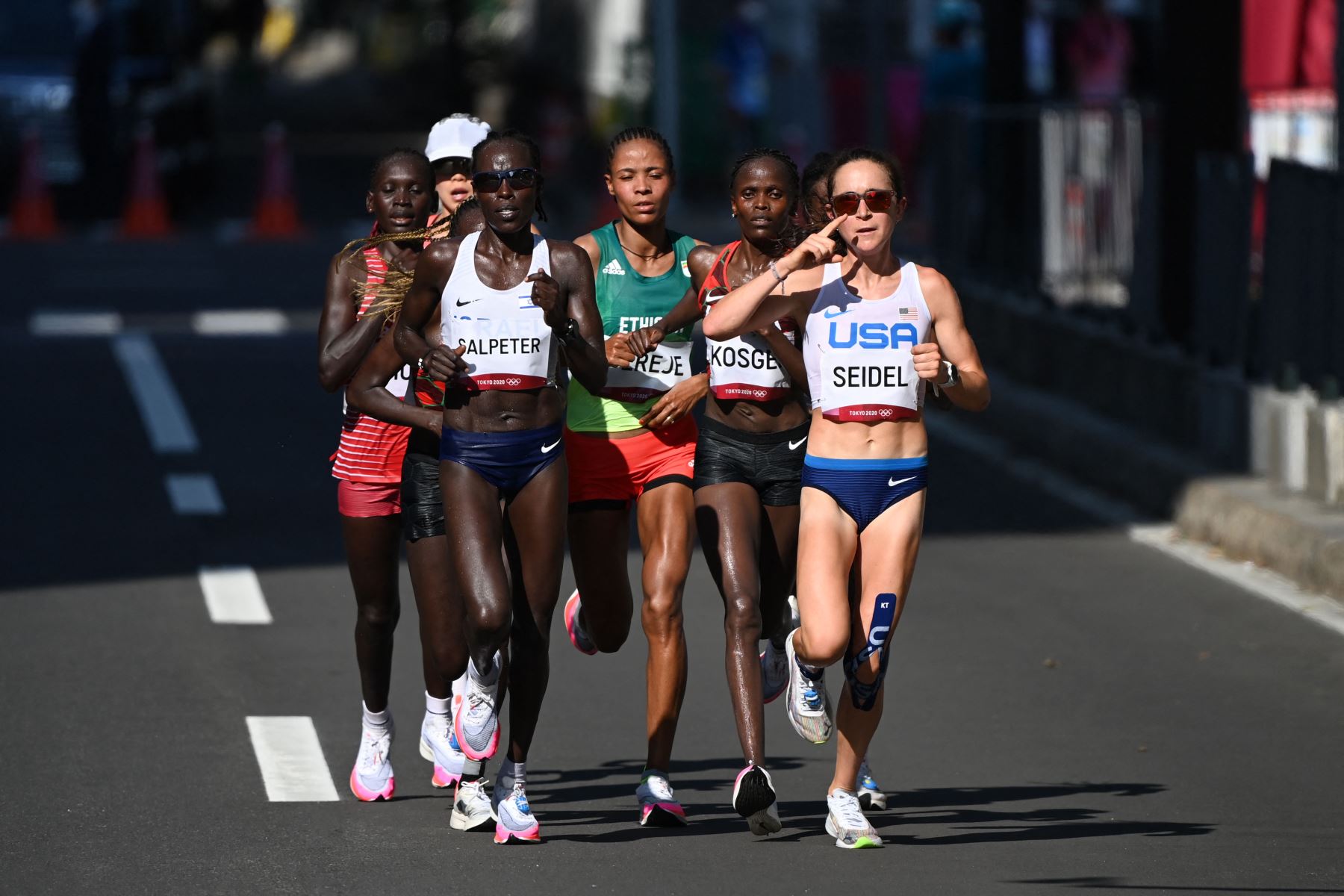 La israelí Lonah Chemtai Salpeter, la keniana Brigid Kosgei y la estadounidense Molly Seidel compiten en la final del maratón femenino durante los Juegos Olímpicos de Tokio 2020 en Sapporo.
Foto: AFP