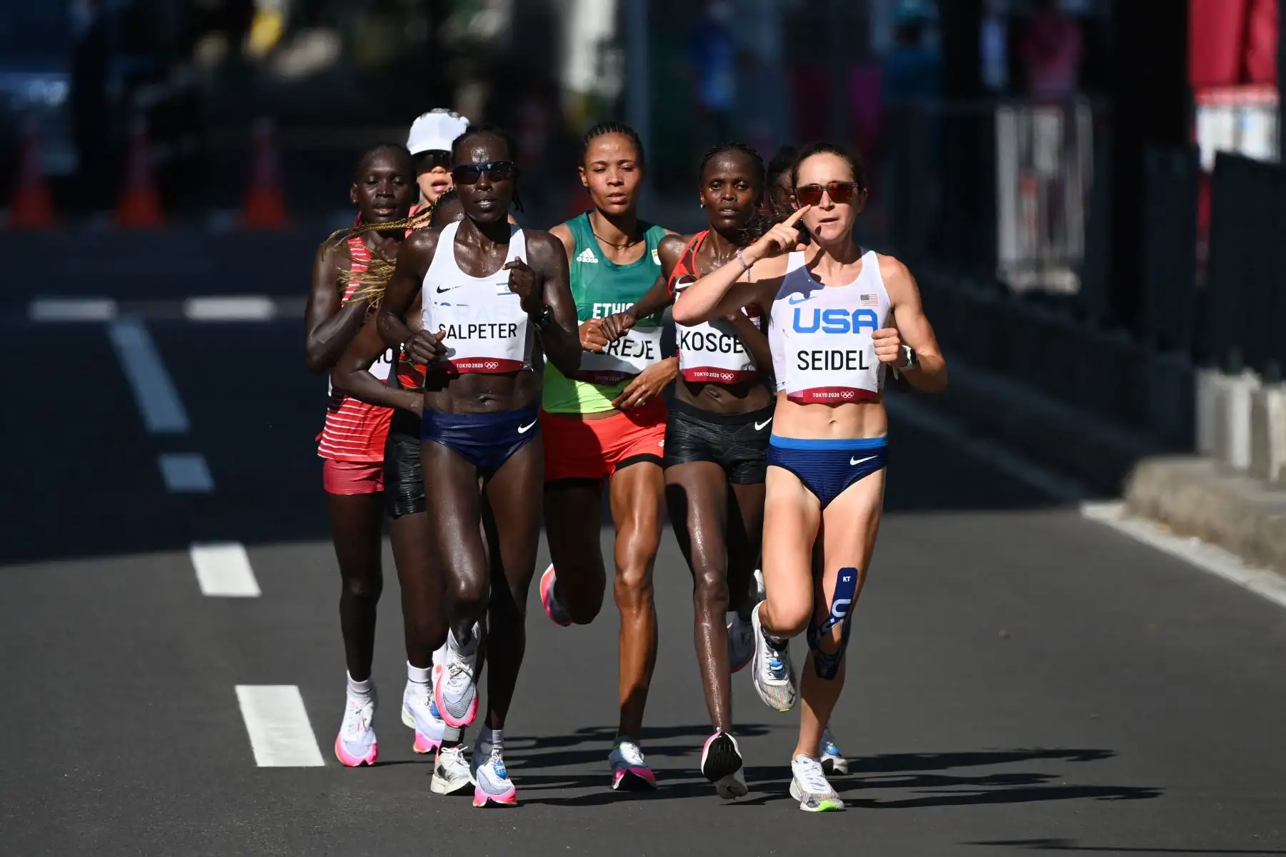 La israelí Lonah Chemtai Salpeter, la keniana Brigid Kosgei y la estadounidense Molly Seidel compiten en la final del maratón femenino durante los Juegos Olímpicos de Tokio 2020 en Sapporo.
Foto: AFP