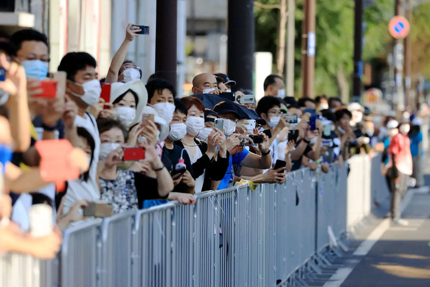 Los espectadores se reúnen para ver la final del maratón femenino durante los Juegos Olímpicos de Tokio 2020 en el Parque Sapporo Odori en Sapporo.
Foto: AFP