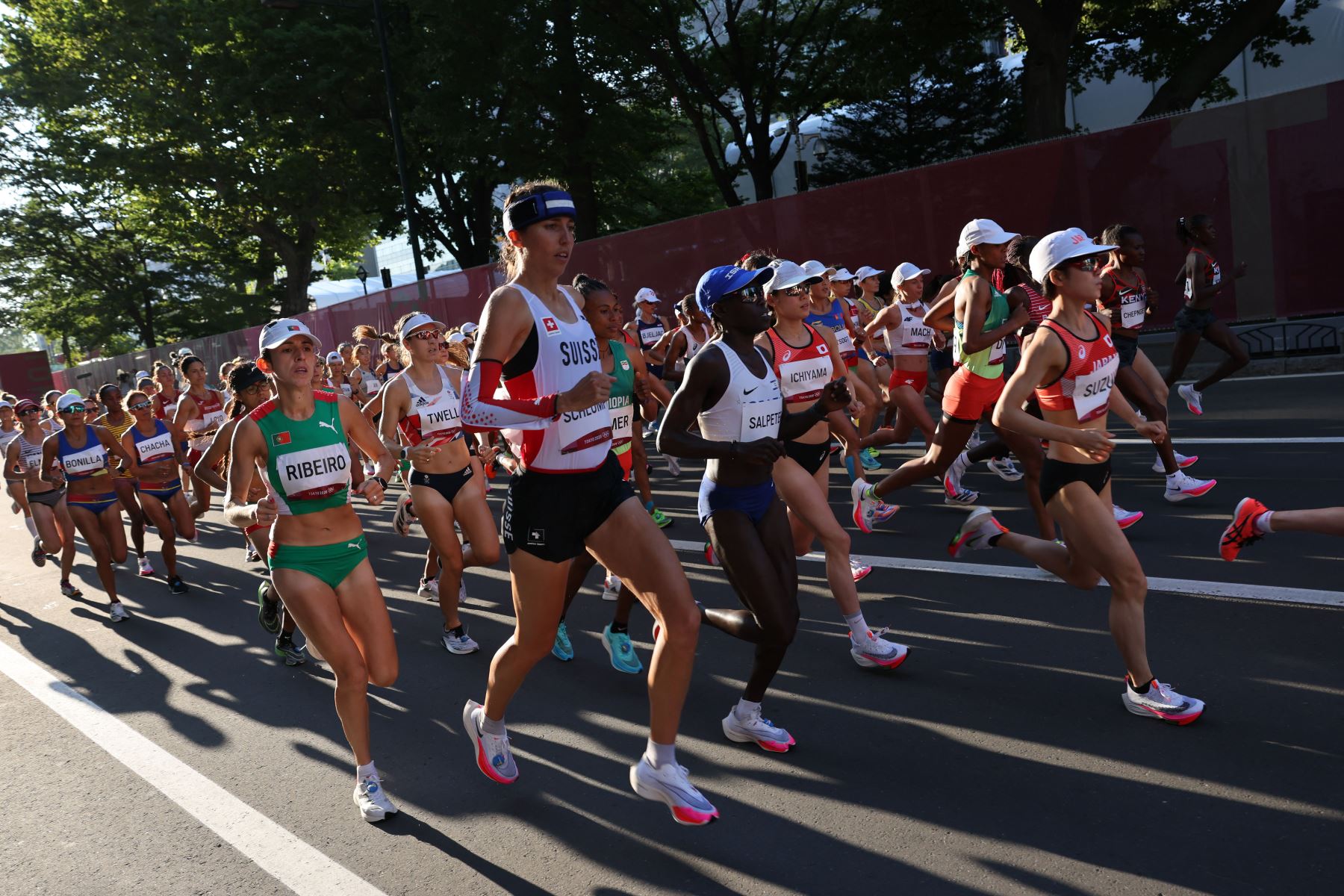Los atletas compiten en la final del maratón femenino durante los Juegos Olímpicos de Tokio 2020 en Sapporo.
Foto: AFP