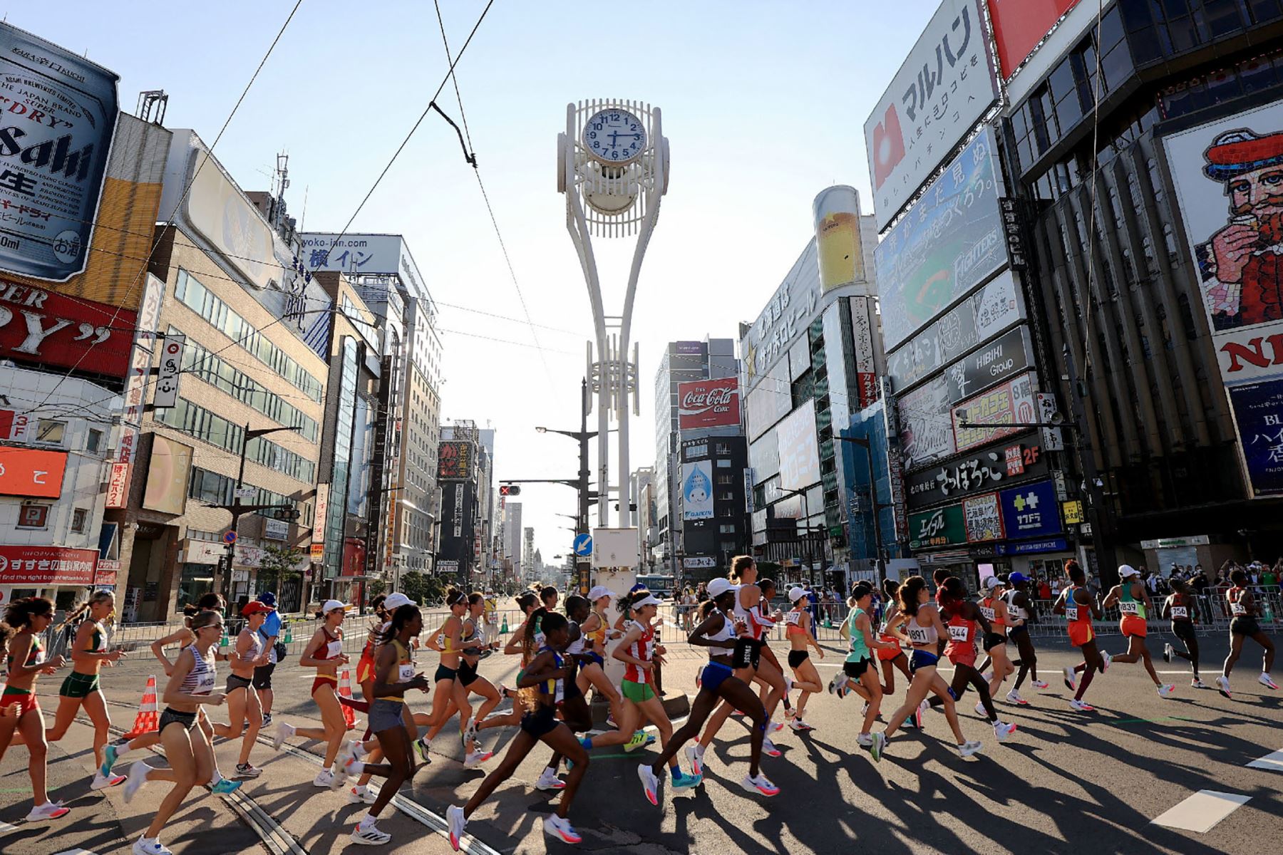 Los corredores corren en el distrito de Susukino mientras compiten en la final del maratón femenino durante los Juegos Olímpicos de Tokio 2020 en Sapporo.
Foto: AFP