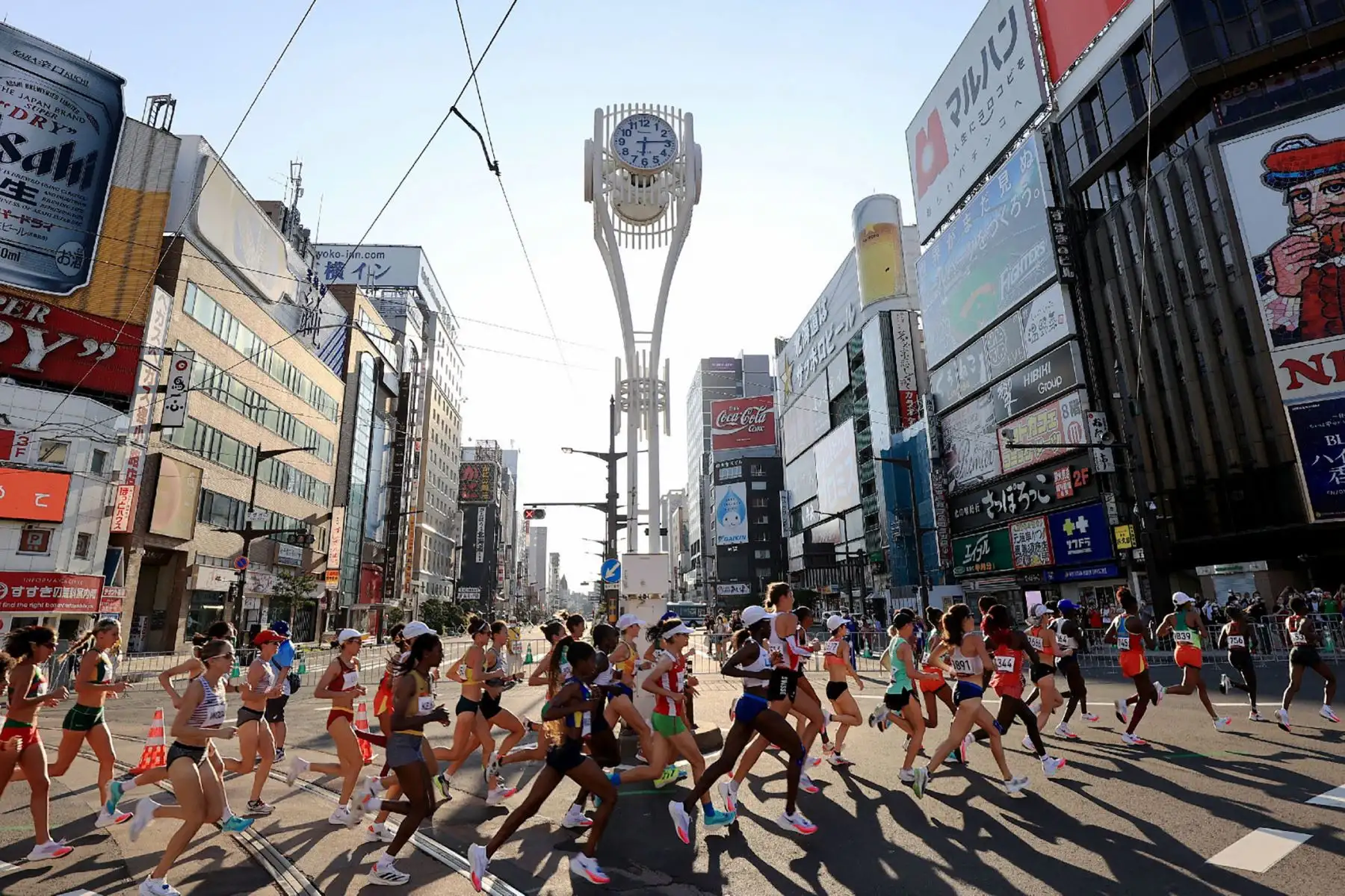 Los corredores corren en el distrito de Susukino mientras compiten en la final del maratón femenino durante los Juegos Olímpicos de Tokio 2020 en Sapporo.
Foto: AFP